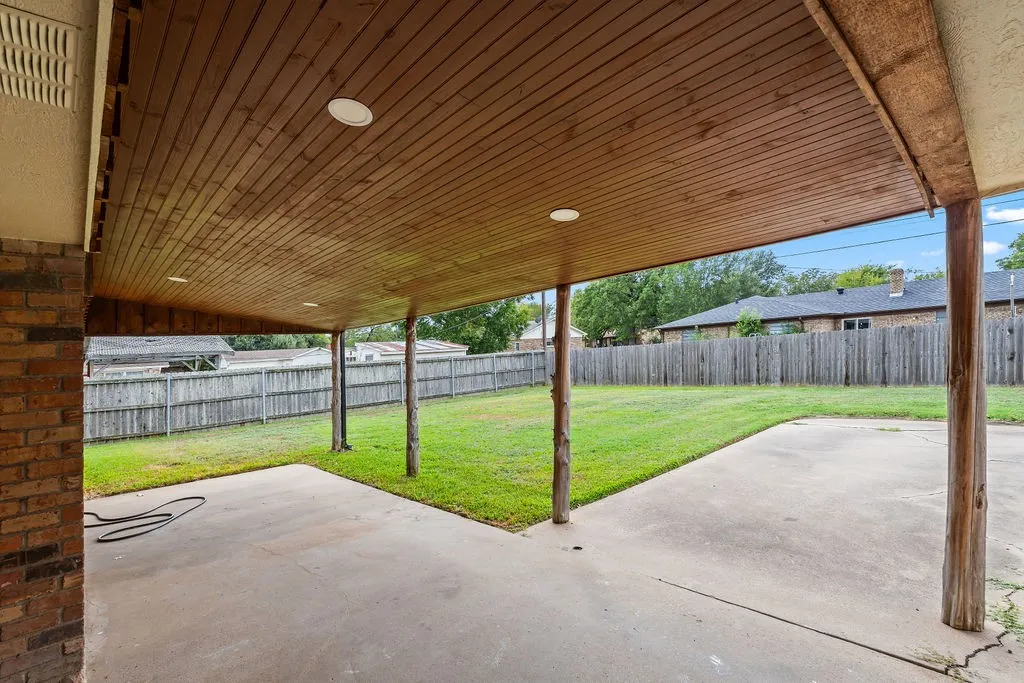 Single Family Residence For Sale in Hopkins County , 209 Myndi Circle, Sulphur Springs, Texas 75482, 3 Bedroom, 2 Bathroom, 2 Garage spaces, 1,935 Sqft, built in 1978, mls#21404065, Real Estate Agent in Sulphur Springs, Homes For Sale in Hopkins county, Homes For Sale in Sulphur Springs, Realtor in Sulphur Springs Texas, Real Estate Brokerage Independent Realty Texas, Luminita Cordes Realtor