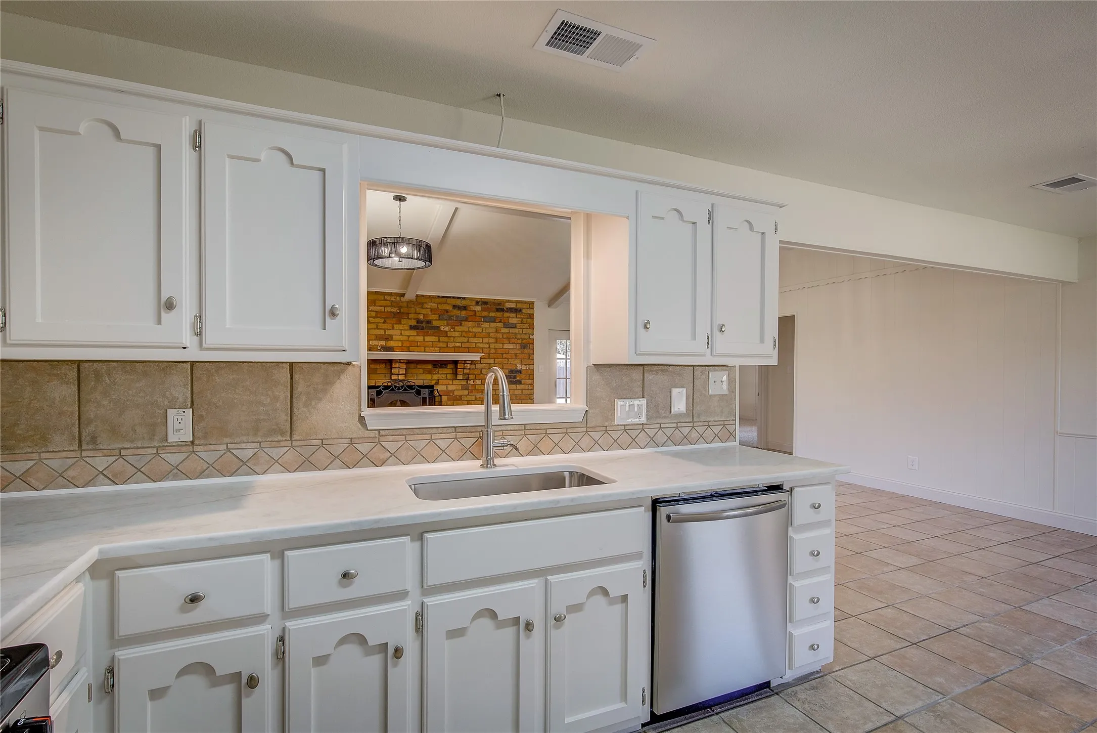 Nice undermount sink with tall faucet for pot filling.