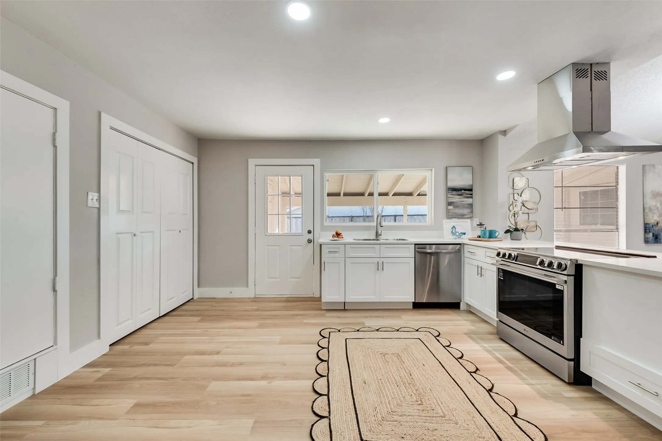 Single Family Residence For Sale in Dallas County , 3422 Knoll Point Drive, Garland, Texas 75043, 3 Bedroom, 2 Bathroom, 2 Garage spaces, 1,744 Sqft, built in 1977, mls#21405183, Real Estate Agent in Garland, Homes For Sale in Dallas county, Homes For Sale in Garland, Realtor in Garland Texas, Real Estate Brokerage Independent Realty Texas, Luminita Cordes Realtor