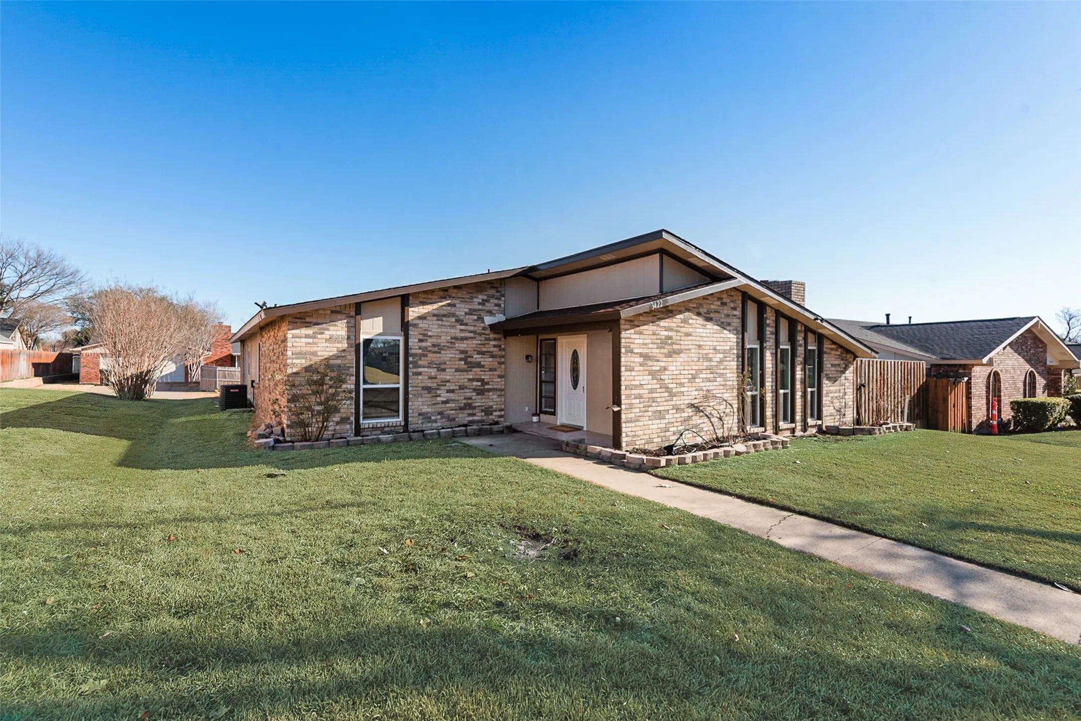 Single Family Residence For Sale in Dallas County , 3422 Knoll Point Drive, Garland, Texas 75043, 3 Bedroom, 2 Bathroom, 2 Garage spaces, 1,744 Sqft, built in 1977, mls#21405183, Real Estate Agent in Garland, Homes For Sale in Dallas county, Homes For Sale in Garland, Realtor in Garland Texas, Real Estate Brokerage Independent Realty Texas, Luminita Cordes Realtor