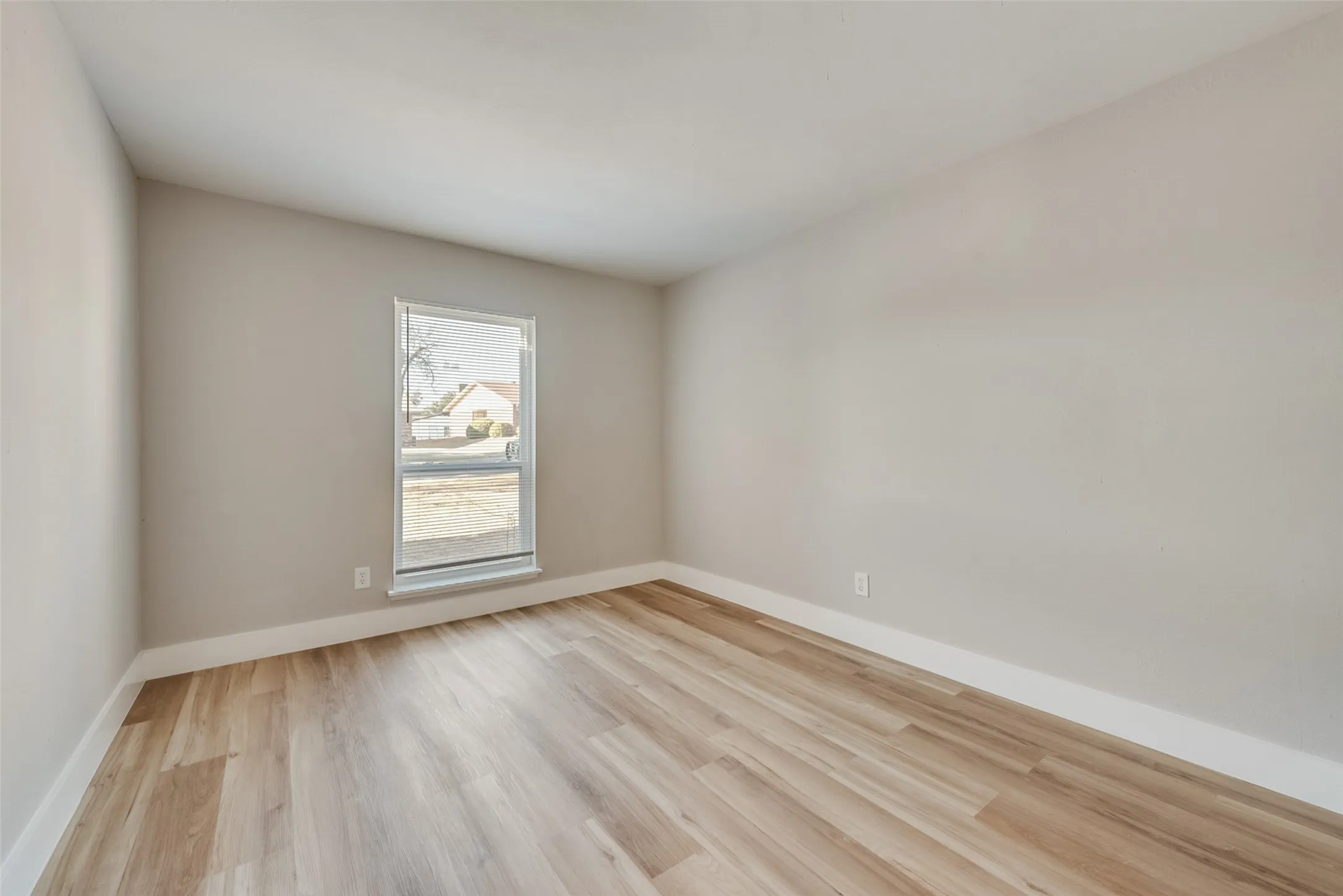 Single Family Residence For Sale in Dallas County , 3422 Knoll Point Drive, Garland, Texas 75043, 3 Bedroom, 2 Bathroom, 2 Garage spaces, 1,744 Sqft, built in 1977, mls#21405183, Real Estate Agent in Garland, Homes For Sale in Dallas county, Homes For Sale in Garland, Realtor in Garland Texas, Real Estate Brokerage Independent Realty Texas, Luminita Cordes Realtor