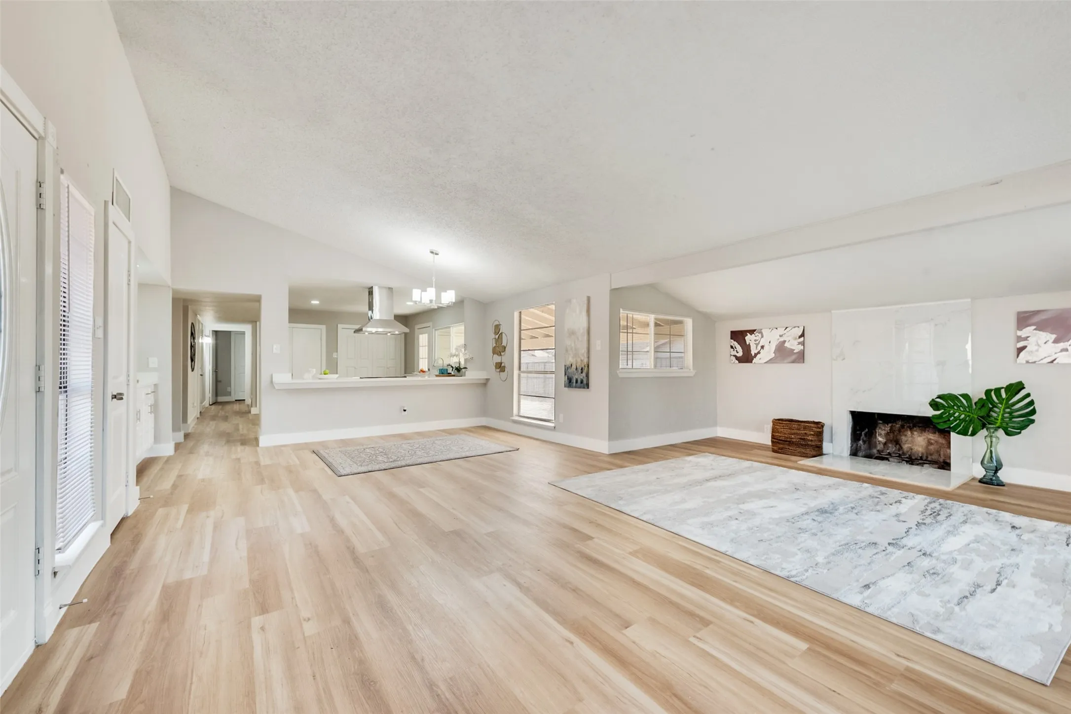 Single Family Residence For Sale in Dallas County , 3422 Knoll Point Drive, Garland, Texas 75043, 3 Bedroom, 2 Bathroom, 2 Garage spaces, 1,744 Sqft, built in 1977, mls#21405183, Real Estate Agent in Garland, Homes For Sale in Dallas county, Homes For Sale in Garland, Realtor in Garland Texas, Real Estate Brokerage Independent Realty Texas, Luminita Cordes Realtor