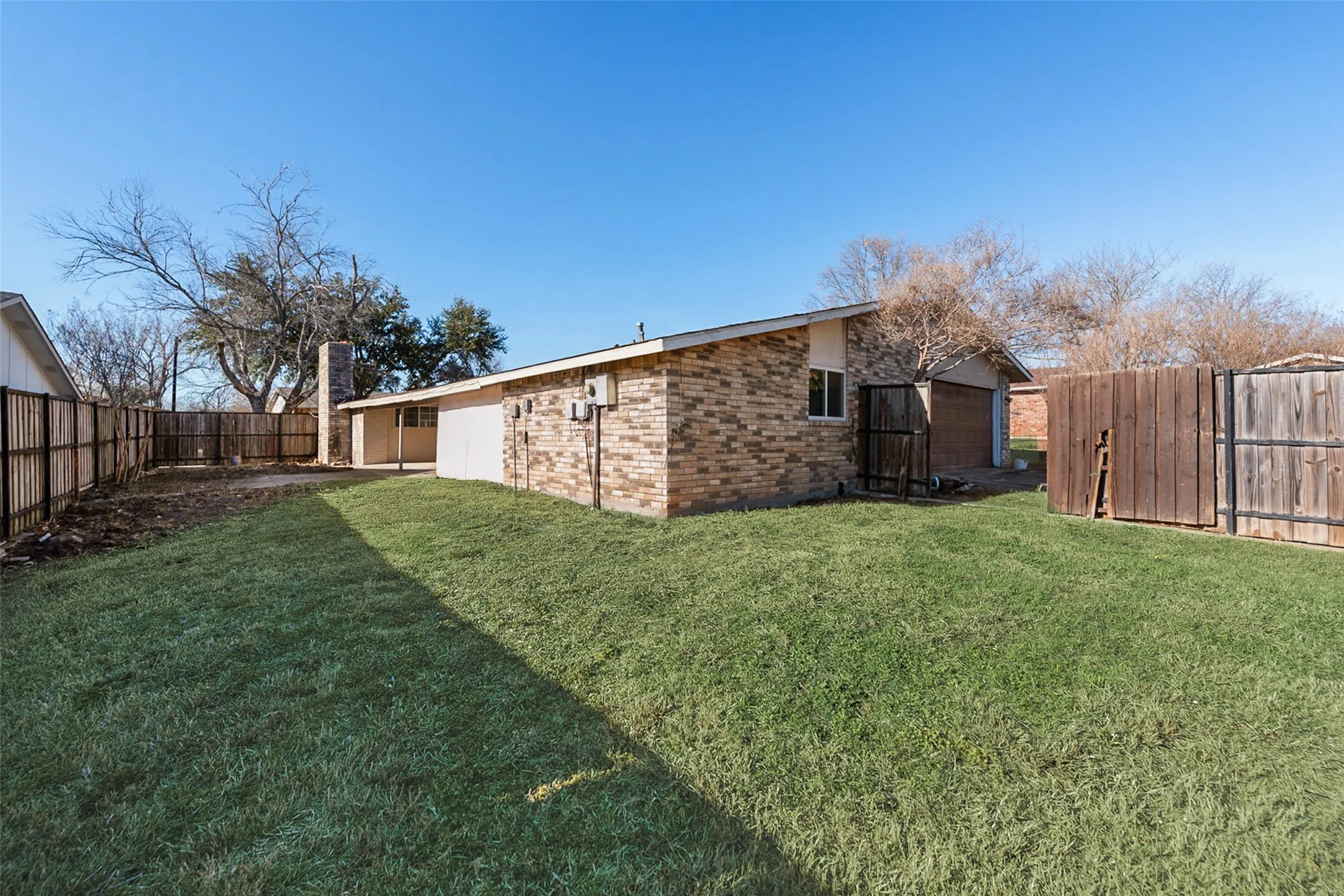 Single Family Residence For Sale in Dallas County , 3422 Knoll Point Drive, Garland, Texas 75043, 3 Bedroom, 2 Bathroom, 2 Garage spaces, 1,744 Sqft, built in 1977, mls#21405183, Real Estate Agent in Garland, Homes For Sale in Dallas county, Homes For Sale in Garland, Realtor in Garland Texas, Real Estate Brokerage Independent Realty Texas, Luminita Cordes Realtor