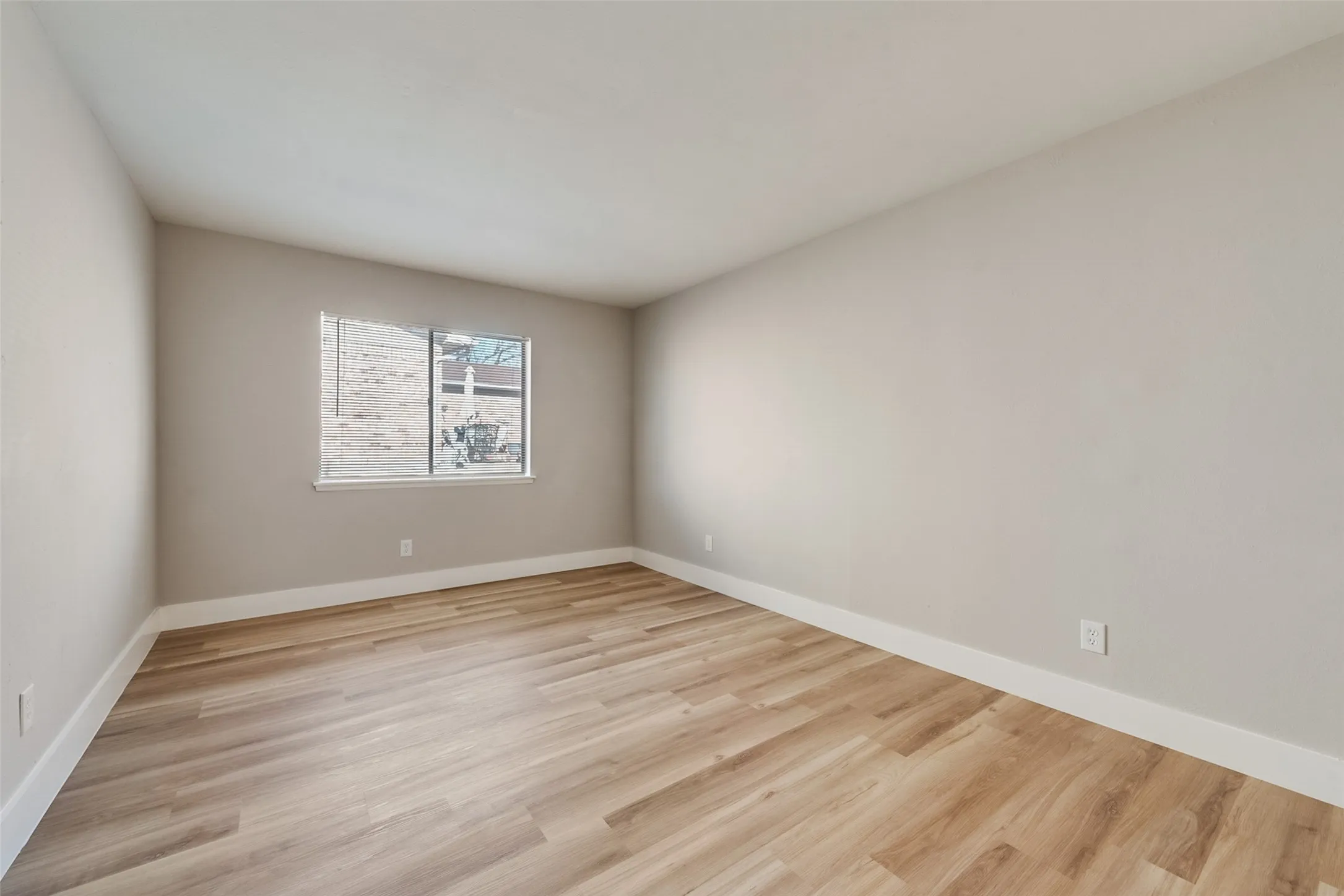 Single Family Residence For Sale in Dallas County , 3422 Knoll Point Drive, Garland, Texas 75043, 3 Bedroom, 2 Bathroom, 2 Garage spaces, 1,744 Sqft, built in 1977, mls#21405183, Real Estate Agent in Garland, Homes For Sale in Dallas county, Homes For Sale in Garland, Realtor in Garland Texas, Real Estate Brokerage Independent Realty Texas, Luminita Cordes Realtor