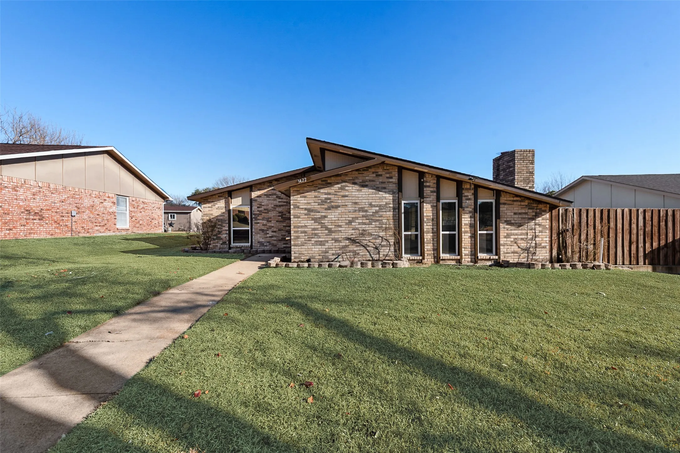 Single Family Residence For Sale in Dallas County , 3422 Knoll Point Drive, Garland, Texas 75043, 3 Bedroom, 2 Bathroom, 2 Garage spaces, 1,744 Sqft, built in 1977, mls#21405183, Real Estate Agent in Garland, Homes For Sale in Dallas county, Homes For Sale in Garland, Realtor in Garland Texas, Real Estate Brokerage Independent Realty Texas, Luminita Cordes Realtor