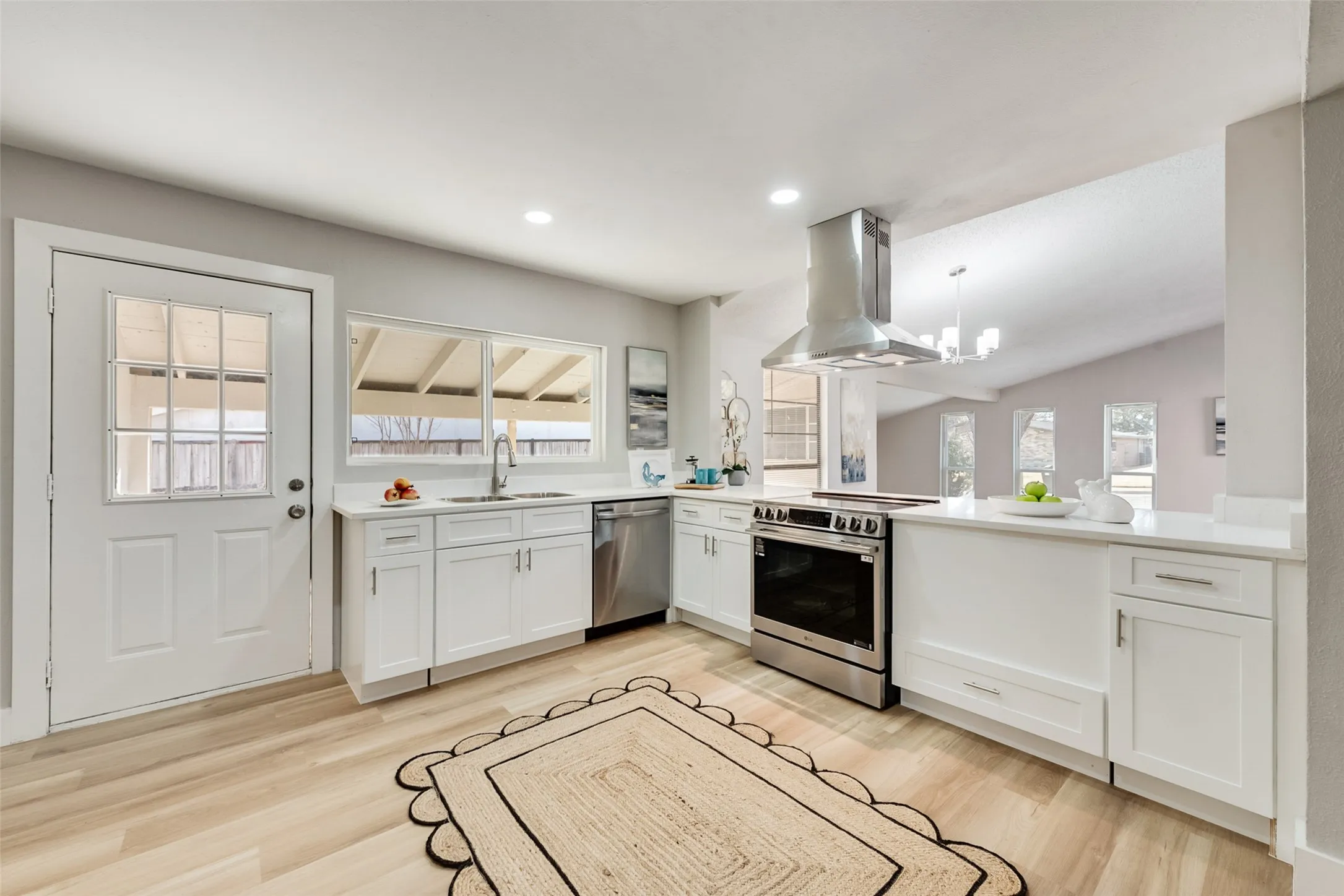 Single Family Residence For Sale in Dallas County , 3422 Knoll Point Drive, Garland, Texas 75043, 3 Bedroom, 2 Bathroom, 2 Garage spaces, 1,744 Sqft, built in 1977, mls#21405183, Real Estate Agent in Garland, Homes For Sale in Dallas county, Homes For Sale in Garland, Realtor in Garland Texas, Real Estate Brokerage Independent Realty Texas, Luminita Cordes Realtor
