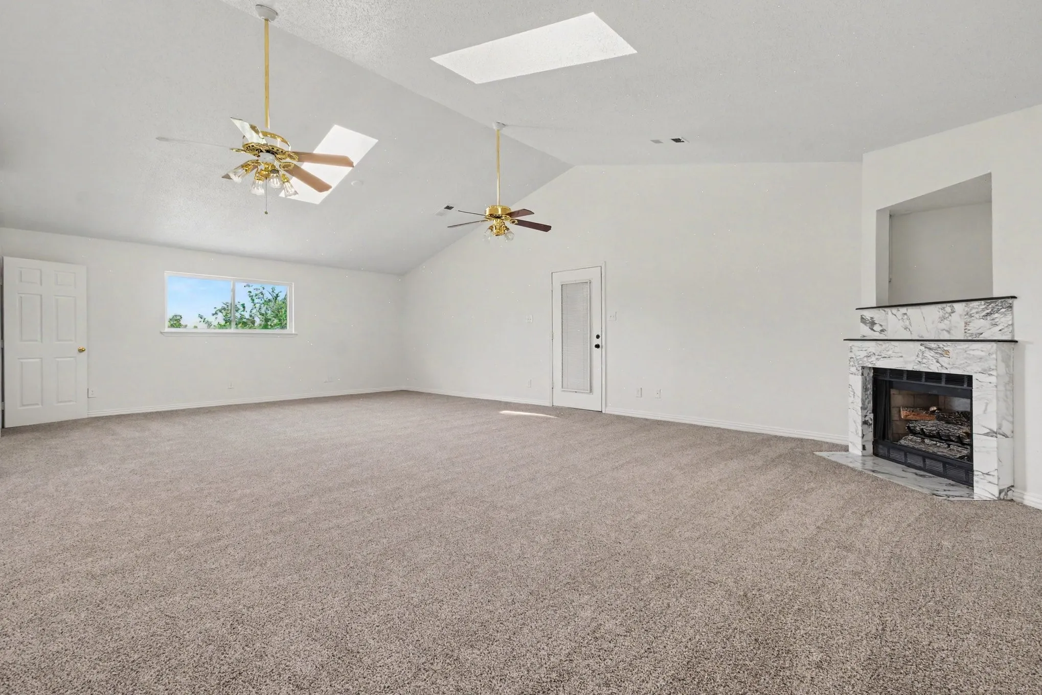 Single Family Residence For Sale in Dallas County , 1513 Cecil Ct, Carrollton, Texas 75006, 4 Bedroom, 3 Bathroom, 2 Garage spaces, 3,034 Sqft, built in 1973, mls#21403148, Real Estate Agent in Carrollton, Homes For Sale in Dallas county, Homes For Sale in Carrollton, Realtor in Carrollton Texas, Real Estate Brokerage Independent Realty Texas, Luminita Cordes Realtor