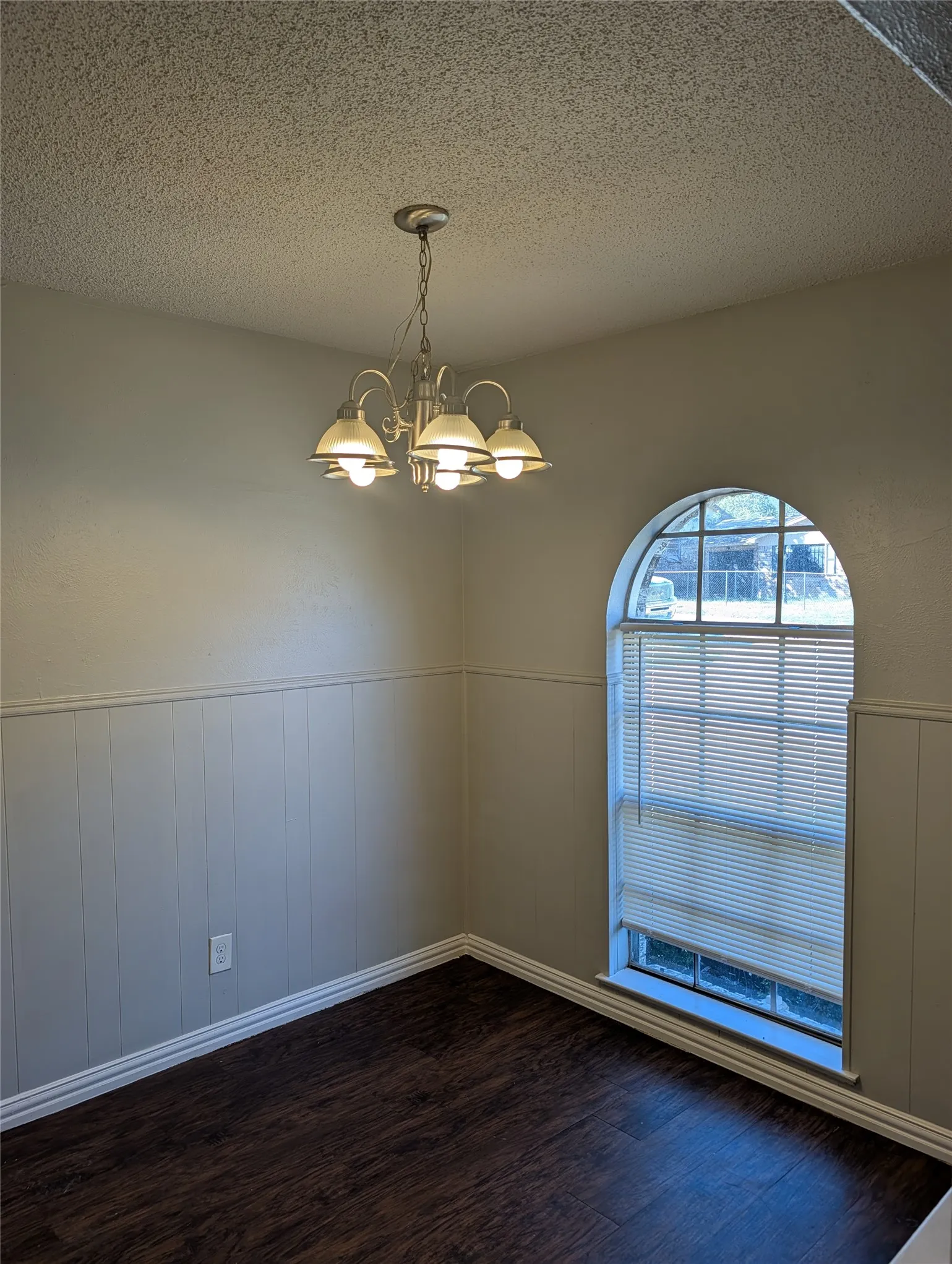 Single Family Residence For Rent in Tarrant County , 5124 Sears Drive, Fort Worth, Texas 76105, 3 Bedroom, 2 Bathroom, 2 Garage spaces, 1,030 Sqft, built in 1971, mls#21405186, Real Estate Agent in Fort Worth, Homes For Rent in Tarrant county, Homes For Rent in Fort Worth, Realtor in Fort Worth Texas, Real Estate Brokerage Independent Realty Texas, Luminita Cordes Realtor
