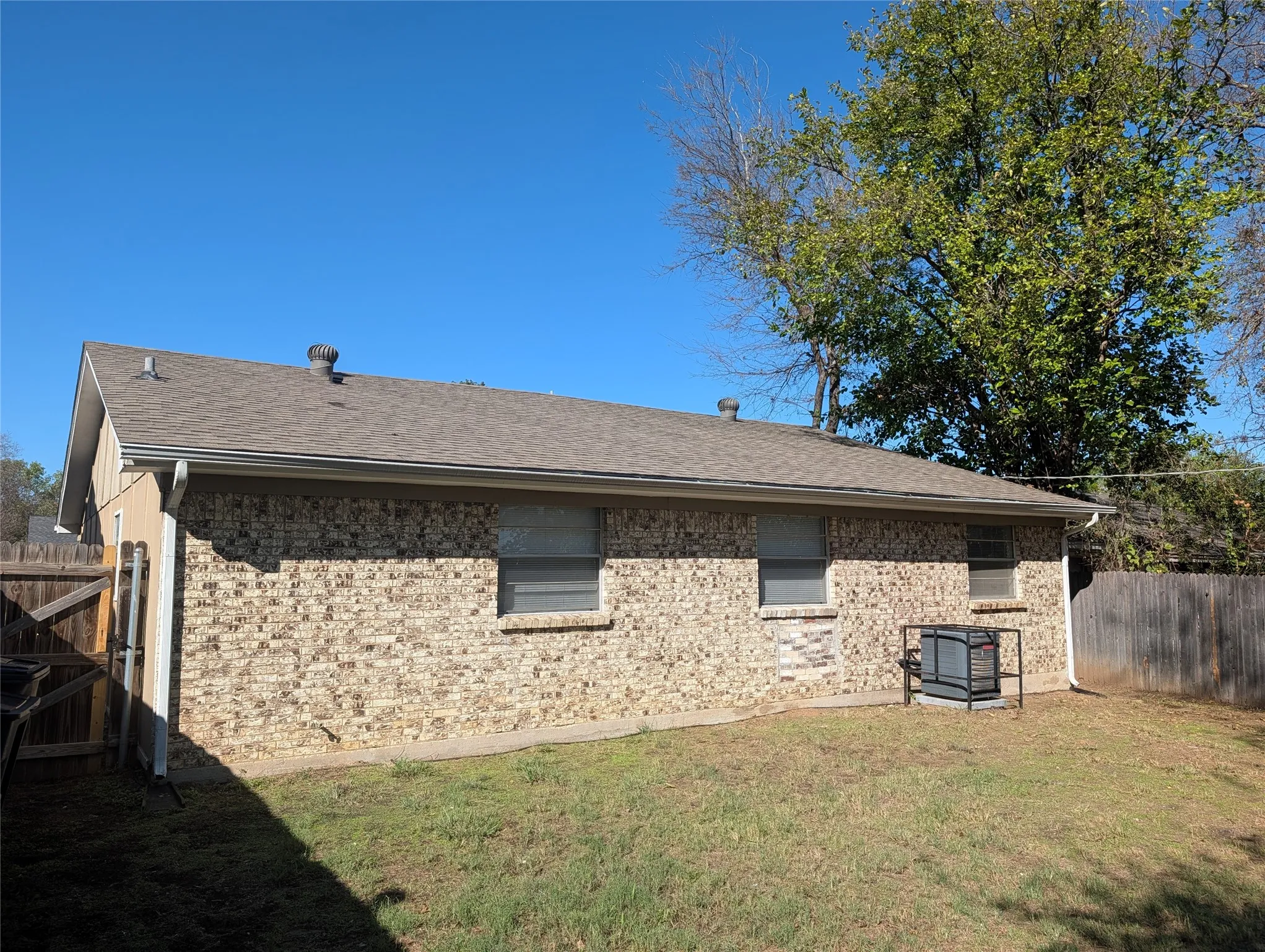 Single Family Residence For Rent in Tarrant County , 5124 Sears Drive, Fort Worth, Texas 76105, 3 Bedroom, 2 Bathroom, 2 Garage spaces, 1,030 Sqft, built in 1971, mls#21405186, Real Estate Agent in Fort Worth, Homes For Rent in Tarrant county, Homes For Rent in Fort Worth, Realtor in Fort Worth Texas, Real Estate Brokerage Independent Realty Texas, Luminita Cordes Realtor