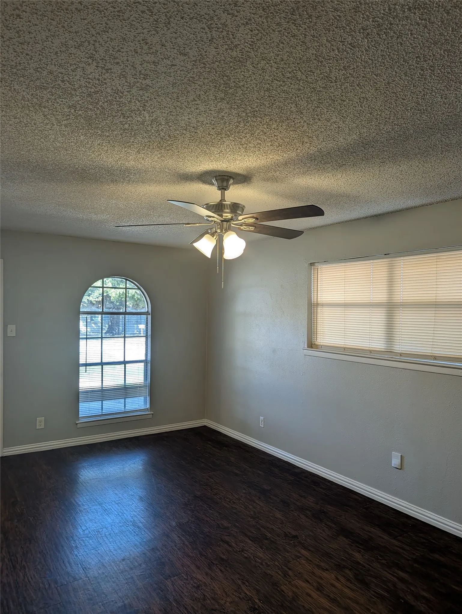 Single Family Residence For Rent in Tarrant County , 5124 Sears Drive, Fort Worth, Texas 76105, 3 Bedroom, 2 Bathroom, 2 Garage spaces, 1,030 Sqft, built in 1971, mls#21405186, Real Estate Agent in Fort Worth, Homes For Rent in Tarrant county, Homes For Rent in Fort Worth, Realtor in Fort Worth Texas, Real Estate Brokerage Independent Realty Texas, Luminita Cordes Realtor