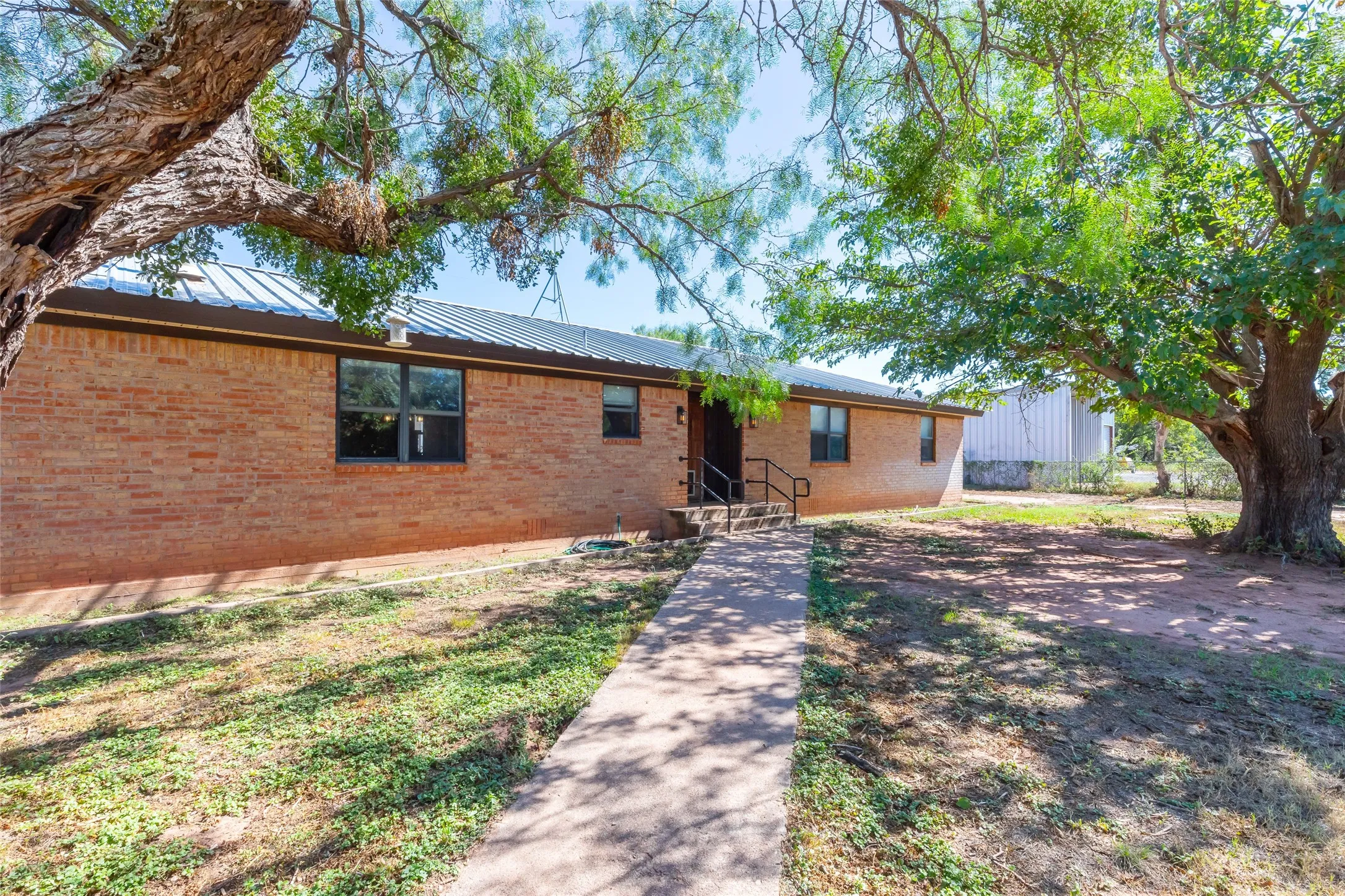 Single Family Residence For Sale in Taylor County , 117 County Road 661, Abilene, Texas 79606, 3 Bedroom, 3 Bathroom, Garage spaces, 2,630 Sqft, built in 1972, mls#21404218, Real Estate Agent in Abilene, Homes For Sale in Taylor county, Homes For Sale in Abilene, Realtor in Abilene Texas, Real Estate Brokerage Independent Realty Texas, Luminita Cordes Realtor