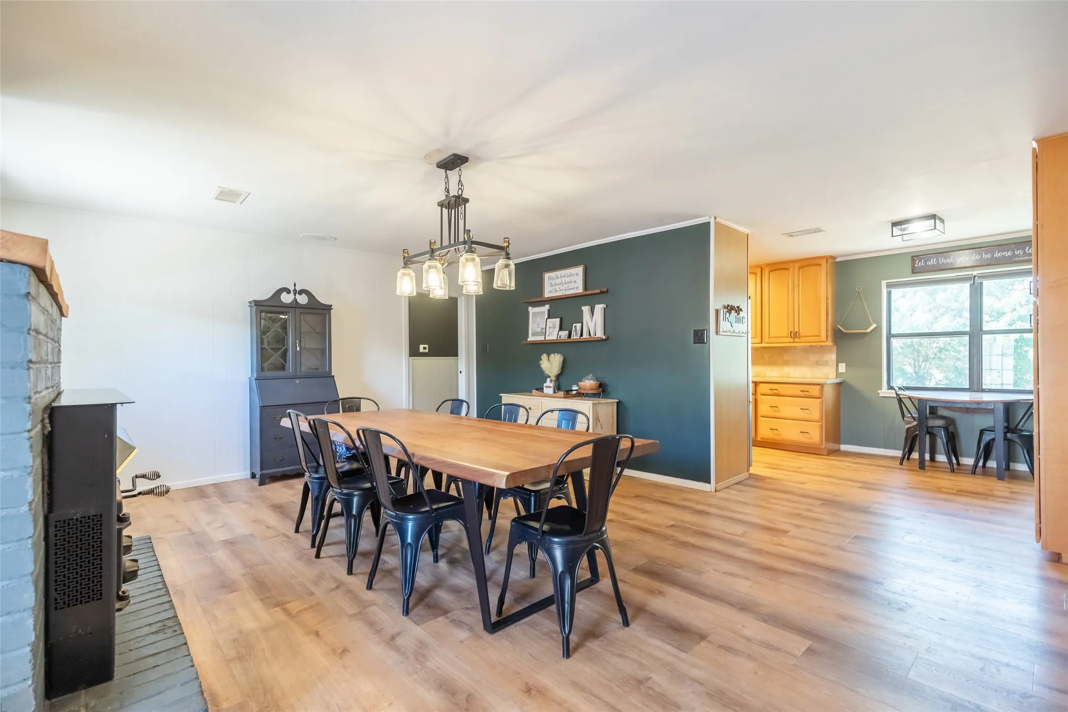 Single Family Residence For Sale in Taylor County , 117 County Road 661, Abilene, Texas 79606, 3 Bedroom, 3 Bathroom, Garage spaces, 2,630 Sqft, built in 1972, mls#21404218, Real Estate Agent in Abilene, Homes For Sale in Taylor county, Homes For Sale in Abilene, Realtor in Abilene Texas, Real Estate Brokerage Independent Realty Texas, Luminita Cordes Realtor