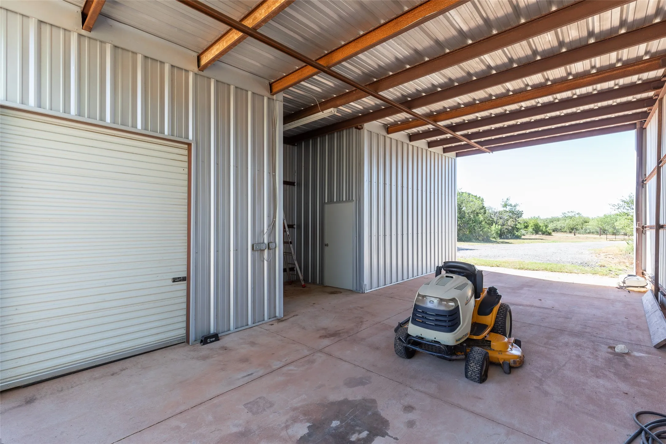 Single Family Residence For Sale in Taylor County , 117 County Road 661, Abilene, Texas 79606, 3 Bedroom, 3 Bathroom, Garage spaces, 2,630 Sqft, built in 1972, mls#21404218, Real Estate Agent in Abilene, Homes For Sale in Taylor county, Homes For Sale in Abilene, Realtor in Abilene Texas, Real Estate Brokerage Independent Realty Texas, Luminita Cordes Realtor