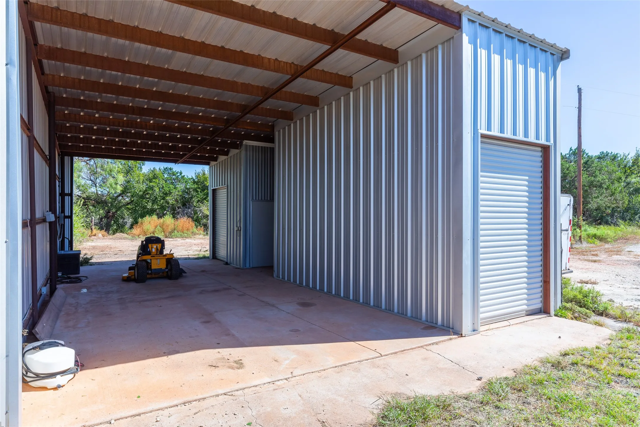 Single Family Residence For Sale in Taylor County , 117 County Road 661, Abilene, Texas 79606, 3 Bedroom, 3 Bathroom, Garage spaces, 2,630 Sqft, built in 1972, mls#21404218, Real Estate Agent in Abilene, Homes For Sale in Taylor county, Homes For Sale in Abilene, Realtor in Abilene Texas, Real Estate Brokerage Independent Realty Texas, Luminita Cordes Realtor