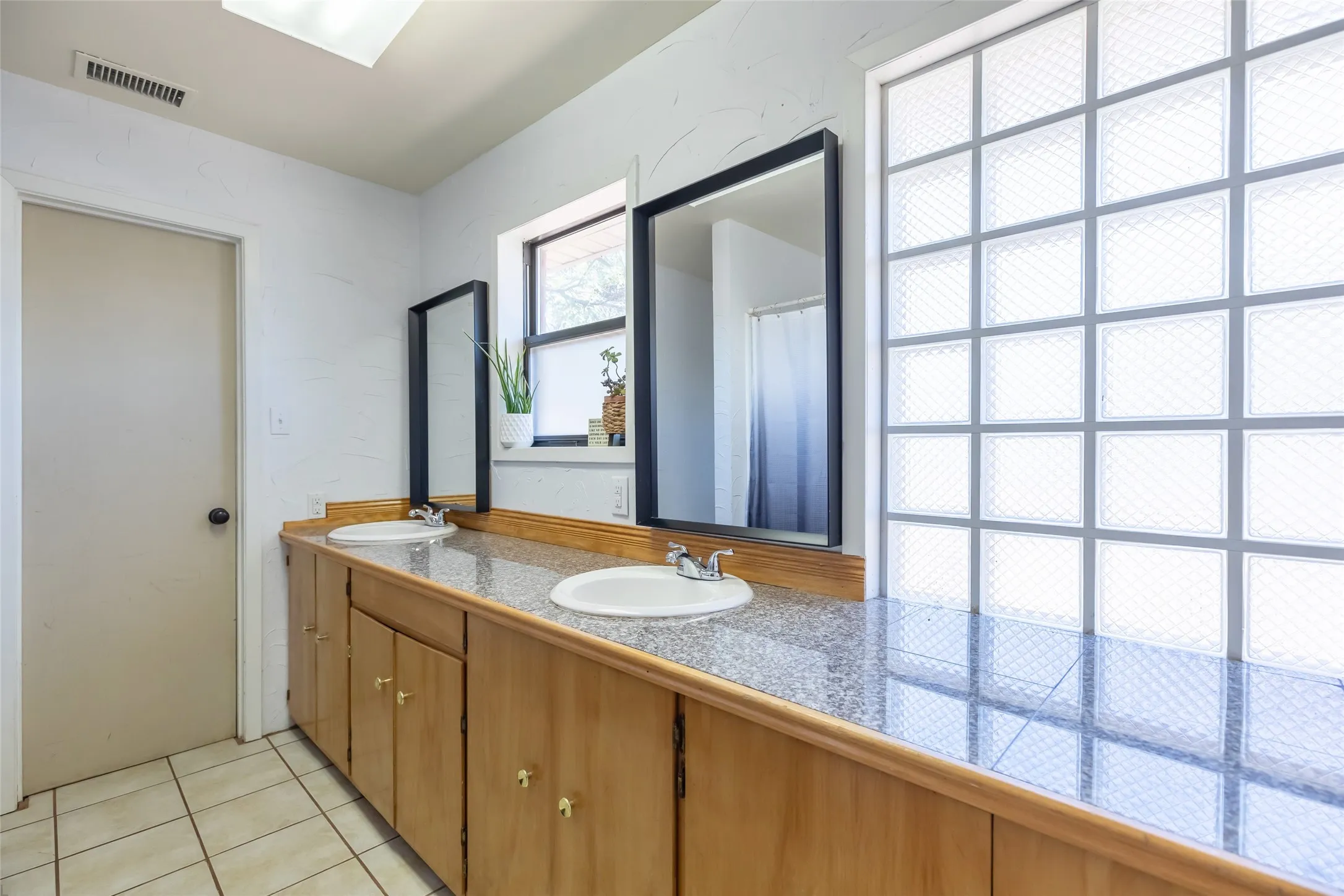 Single Family Residence For Sale in Taylor County , 117 County Road 661, Abilene, Texas 79606, 3 Bedroom, 3 Bathroom, Garage spaces, 2,630 Sqft, built in 1972, mls#21404218, Real Estate Agent in Abilene, Homes For Sale in Taylor county, Homes For Sale in Abilene, Realtor in Abilene Texas, Real Estate Brokerage Independent Realty Texas, Luminita Cordes Realtor