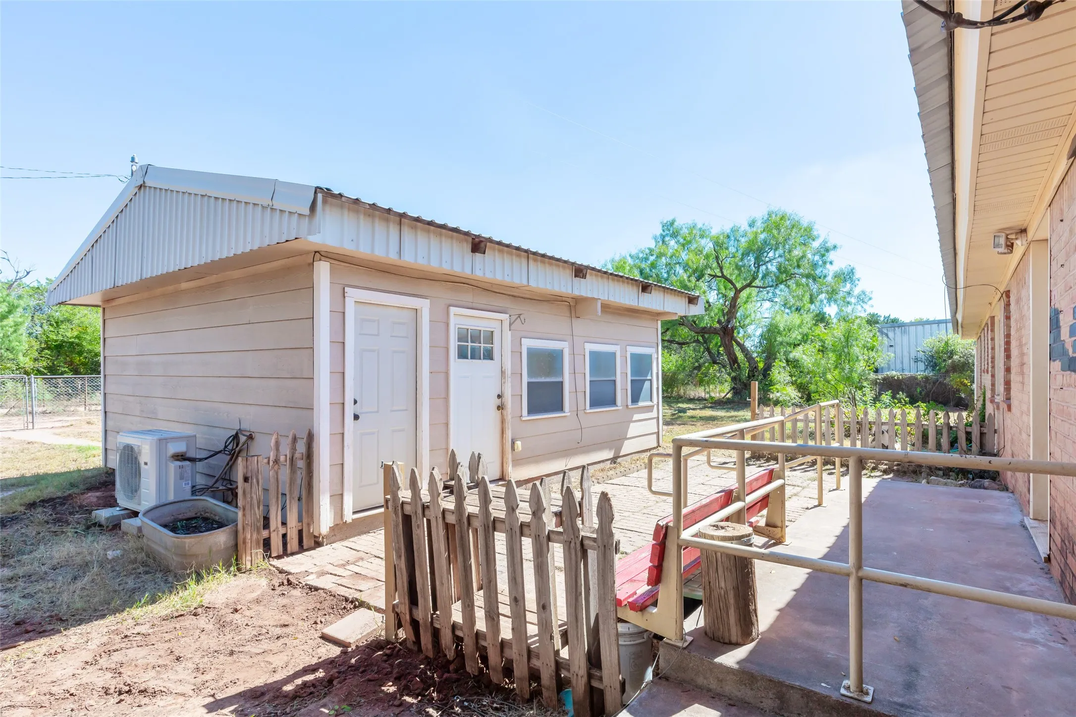 Single Family Residence For Sale in Taylor County , 117 County Road 661, Abilene, Texas 79606, 3 Bedroom, 3 Bathroom, Garage spaces, 2,630 Sqft, built in 1972, mls#21404218, Real Estate Agent in Abilene, Homes For Sale in Taylor county, Homes For Sale in Abilene, Realtor in Abilene Texas, Real Estate Brokerage Independent Realty Texas, Luminita Cordes Realtor
