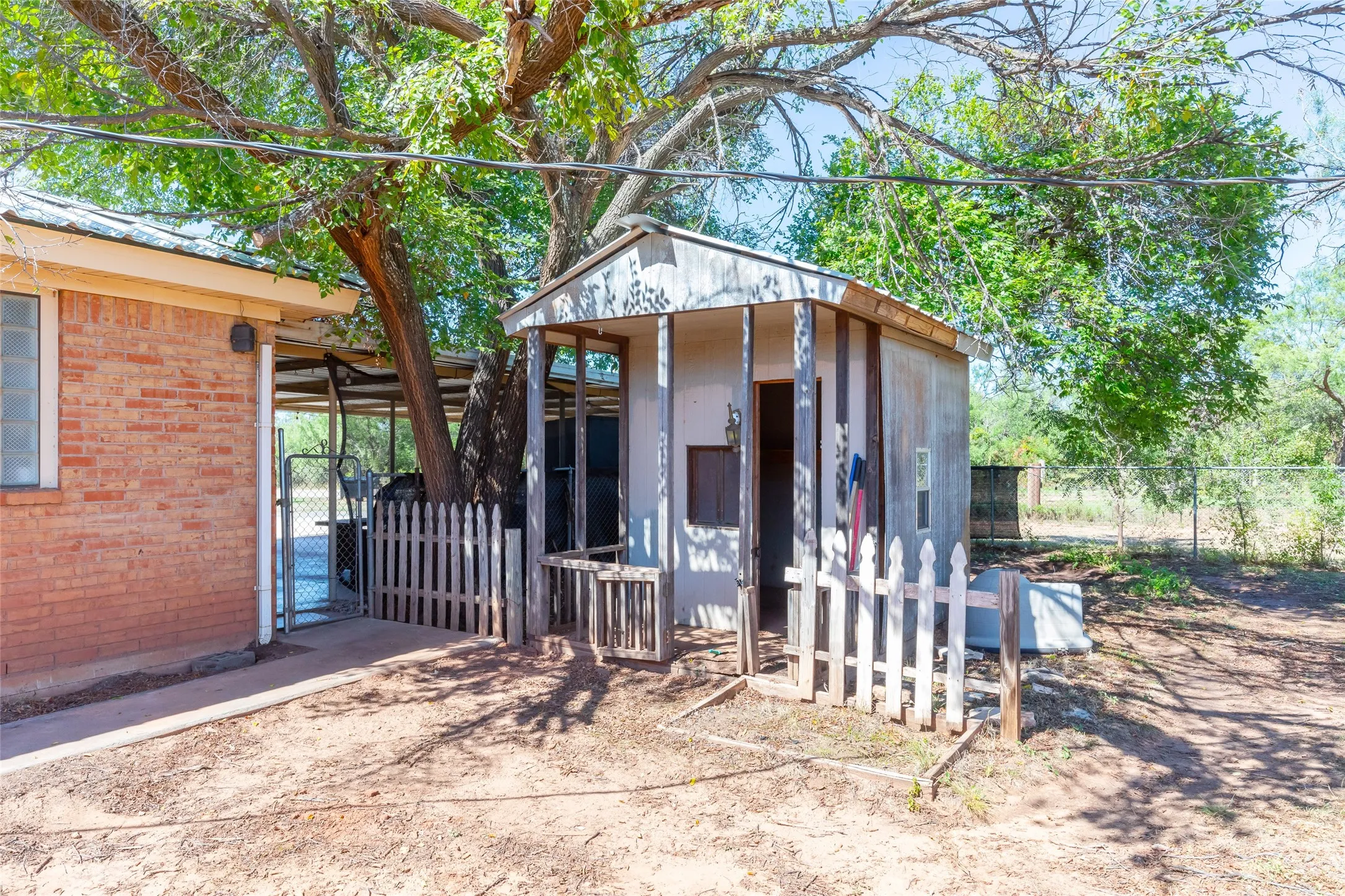 Single Family Residence For Sale in Taylor County , 117 County Road 661, Abilene, Texas 79606, 3 Bedroom, 3 Bathroom, Garage spaces, 2,630 Sqft, built in 1972, mls#21404218, Real Estate Agent in Abilene, Homes For Sale in Taylor county, Homes For Sale in Abilene, Realtor in Abilene Texas, Real Estate Brokerage Independent Realty Texas, Luminita Cordes Realtor