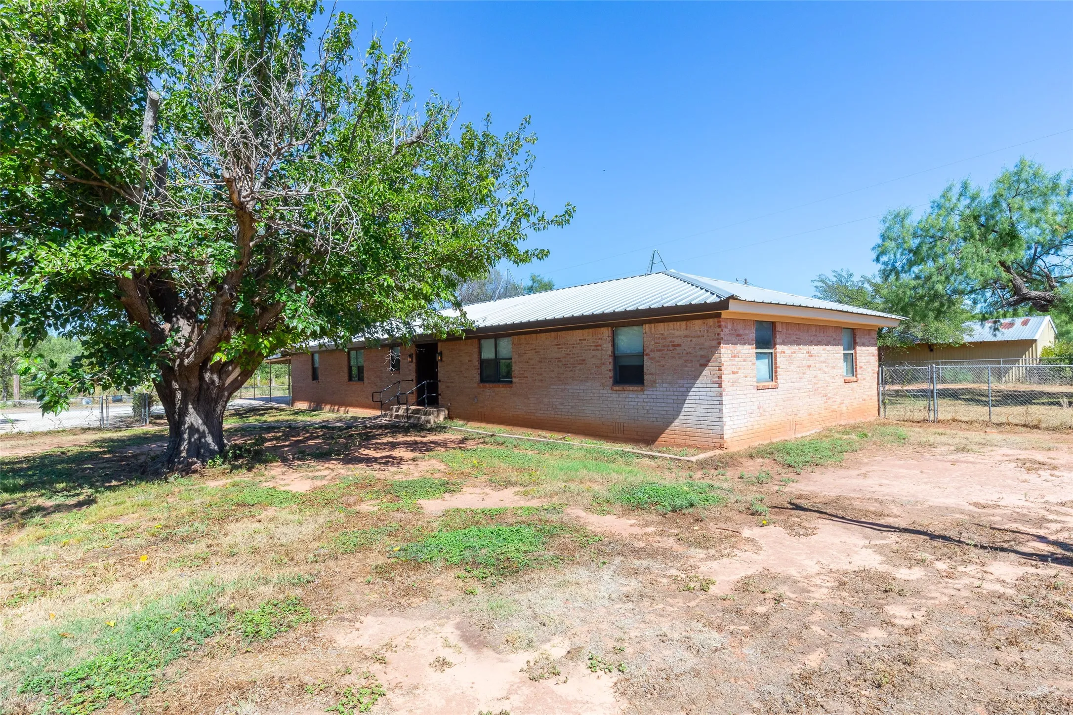 Single Family Residence For Sale in Taylor County , 117 County Road 661, Abilene, Texas 79606, 3 Bedroom, 3 Bathroom, Garage spaces, 2,630 Sqft, built in 1972, mls#21404218, Real Estate Agent in Abilene, Homes For Sale in Taylor county, Homes For Sale in Abilene, Realtor in Abilene Texas, Real Estate Brokerage Independent Realty Texas, Luminita Cordes Realtor