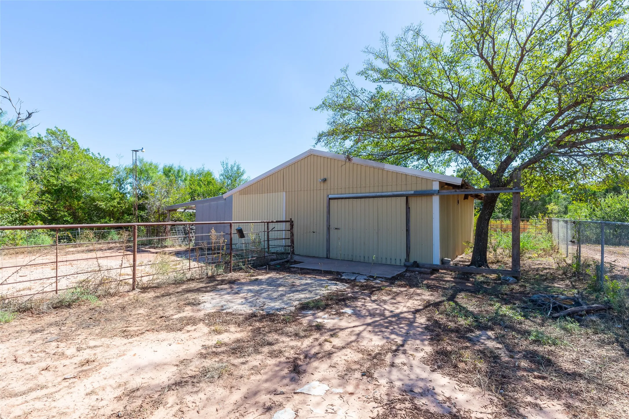 Single Family Residence For Sale in Taylor County , 117 County Road 661, Abilene, Texas 79606, 3 Bedroom, 3 Bathroom, Garage spaces, 2,630 Sqft, built in 1972, mls#21404218, Real Estate Agent in Abilene, Homes For Sale in Taylor county, Homes For Sale in Abilene, Realtor in Abilene Texas, Real Estate Brokerage Independent Realty Texas, Luminita Cordes Realtor