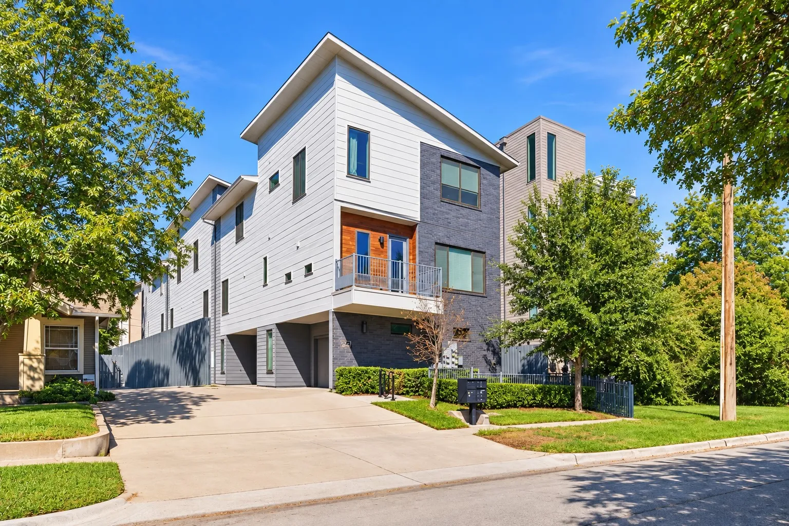 Condominium For Sale in Dallas County , 5923 Hudson Street 103, Dallas, Texas 75206, 2 Bedroom, 3 Bathroom, 2 Garage spaces, 1,538 Sqft, built in 2019, mls#21405193, Real Estate Agent in Dallas, Homes For Sale in Dallas county, Homes For Sale in Dallas, Realtor in Dallas Texas, Real Estate Brokerage Independent Realty Texas, Luminita Cordes Realtor