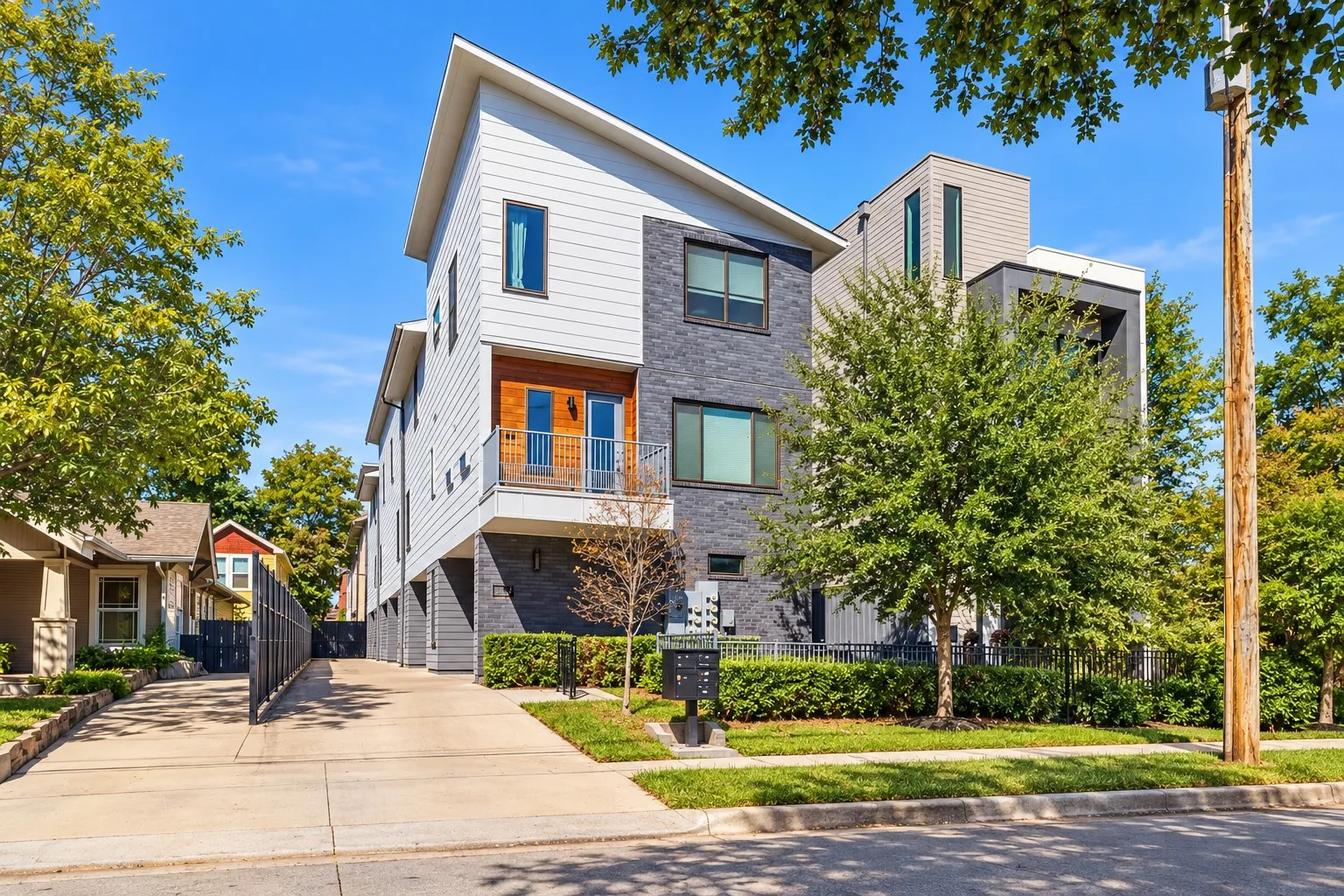 Condominium For Sale in Dallas County , 5923 Hudson Street 103, Dallas, Texas 75206, 2 Bedroom, 3 Bathroom, 2 Garage spaces, 1,538 Sqft, built in 2019, mls#21405193, Real Estate Agent in Dallas, Homes For Sale in Dallas county, Homes For Sale in Dallas, Realtor in Dallas Texas, Real Estate Brokerage Independent Realty Texas, Luminita Cordes Realtor