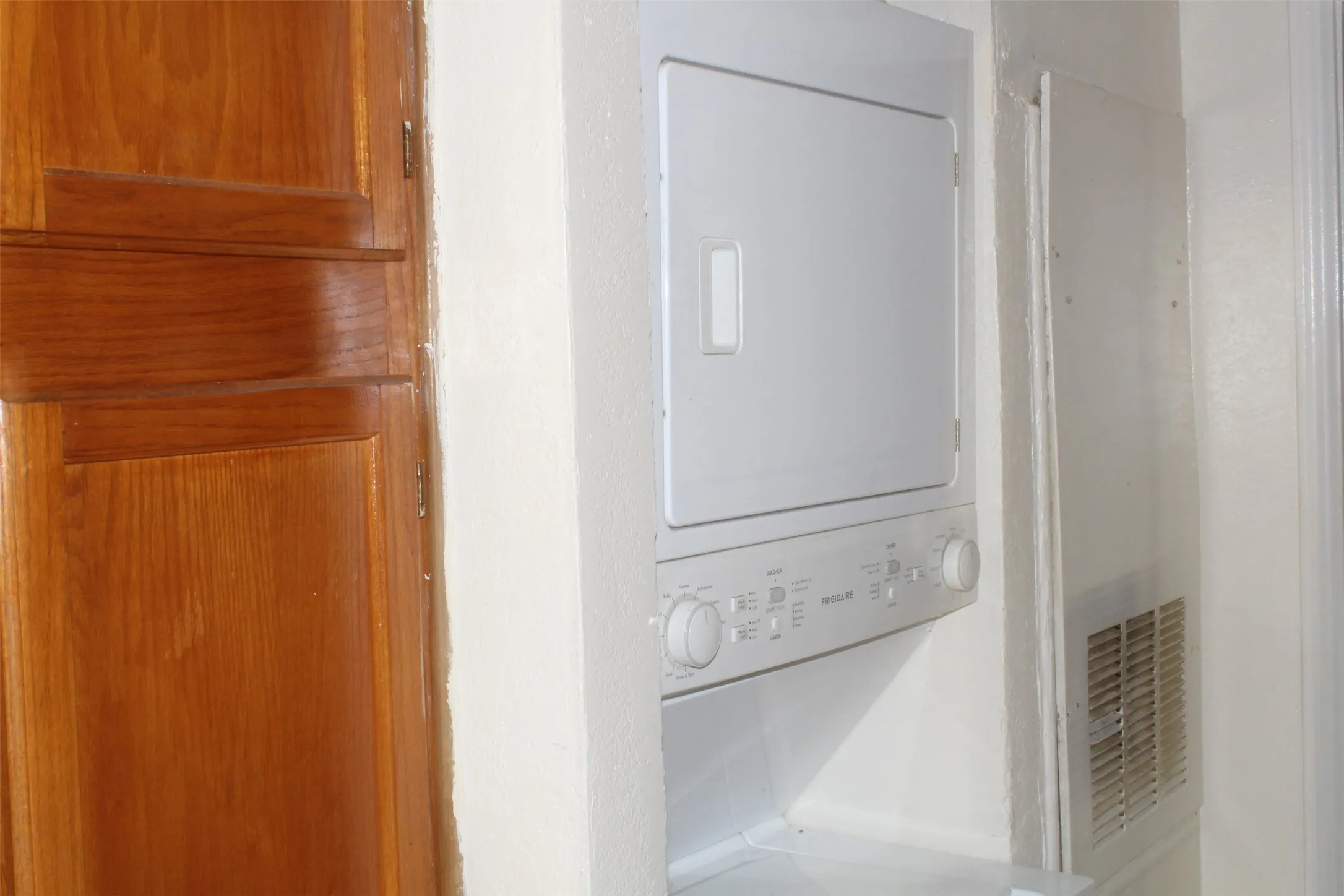 Condominium For Rent in Dallas County , 9809 Walnut Street 210, Dallas, Texas 75243, 2 Bedroom, 2 Bathroom, Garage spaces, 1,031 Sqft, built in 1981, mls#21405195, Real Estate Agent in Dallas, Homes For Rent in Dallas county, Homes For Rent in Dallas, Realtor in Dallas Texas, Real Estate Brokerage Independent Realty Texas, Luminita Cordes Realtor