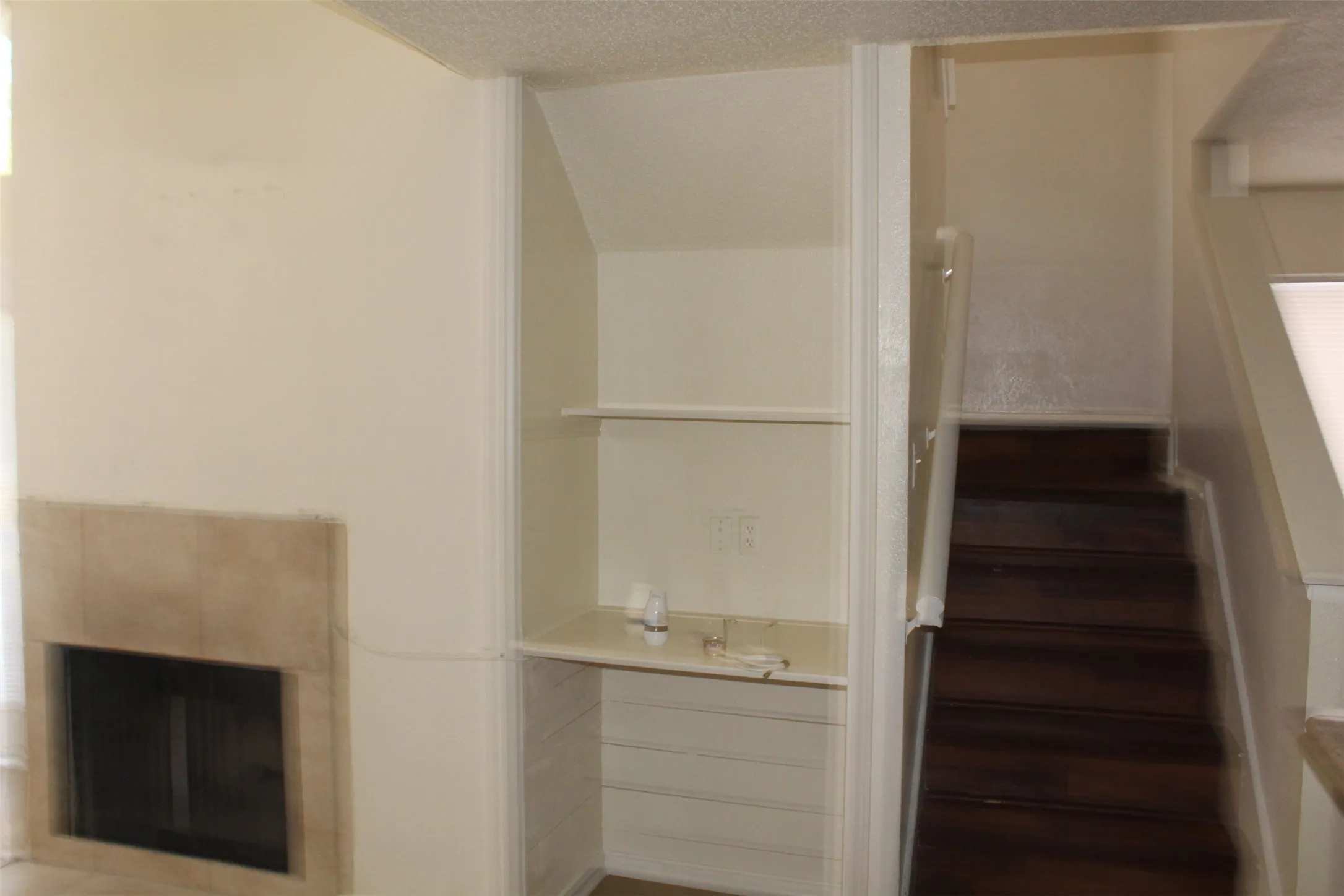 Condominium For Rent in Dallas County , 9809 Walnut Street 210, Dallas, Texas 75243, 2 Bedroom, 2 Bathroom, Garage spaces, 1,031 Sqft, built in 1981, mls#21405195, Real Estate Agent in Dallas, Homes For Rent in Dallas county, Homes For Rent in Dallas, Realtor in Dallas Texas, Real Estate Brokerage Independent Realty Texas, Luminita Cordes Realtor