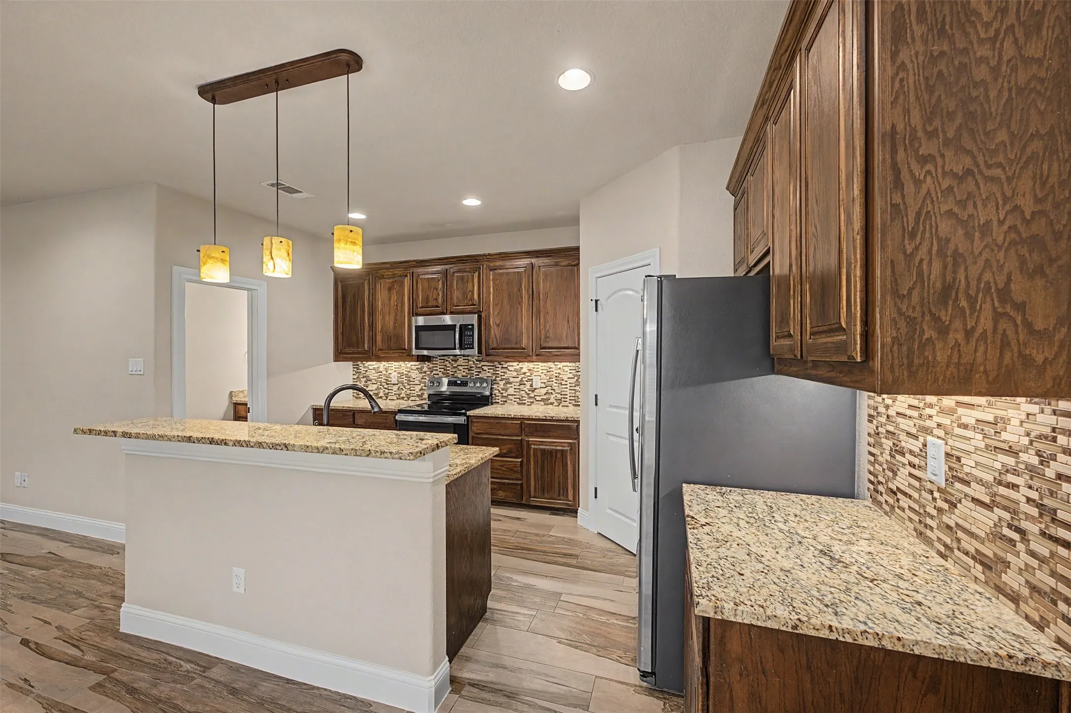 Townhouse For Rent in Tarrant County , 7905 Butler Court, Benbrook, Texas 76116, 3 Bedroom, 3 Bathroom, 1 Garage spaces, 1,614 Sqft, built in 2016, mls#21405158, Real Estate Agent in Benbrook, Homes For Rent in Tarrant county, Homes For Rent in Benbrook, Realtor in Benbrook Texas, Real Estate Brokerage Independent Realty Texas, Luminita Cordes Realtor