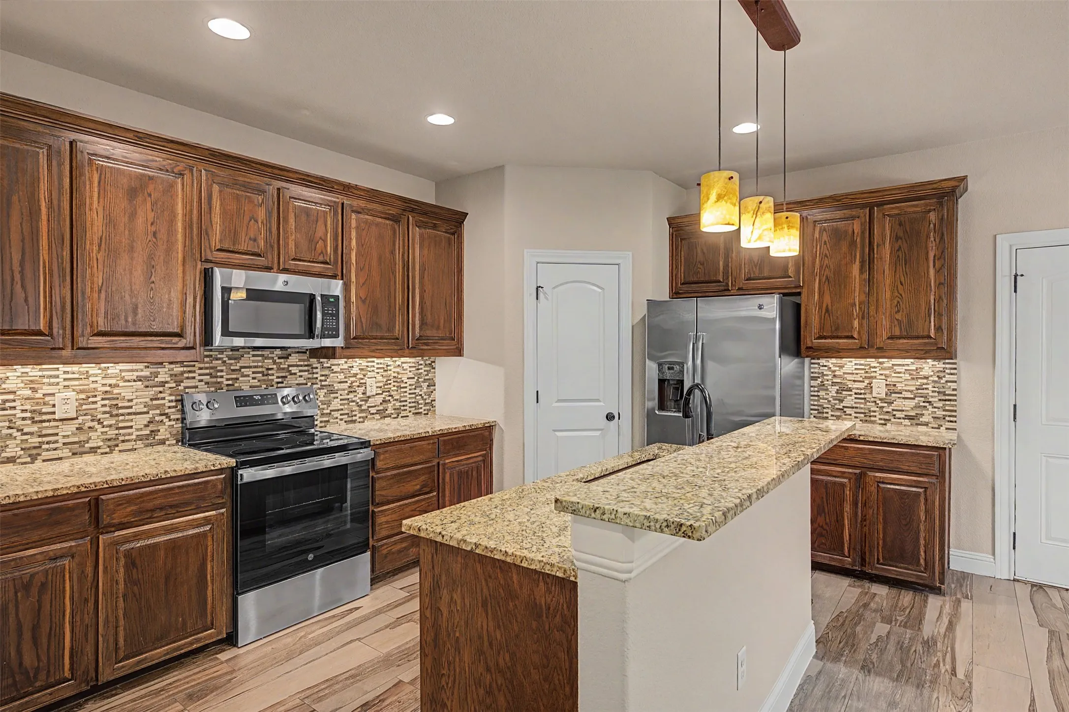 Townhouse For Rent in Tarrant County , 7905 Butler Court, Benbrook, Texas 76116, 3 Bedroom, 3 Bathroom, 1 Garage spaces, 1,614 Sqft, built in 2016, mls#21405158, Real Estate Agent in Benbrook, Homes For Rent in Tarrant county, Homes For Rent in Benbrook, Realtor in Benbrook Texas, Real Estate Brokerage Independent Realty Texas, Luminita Cordes Realtor