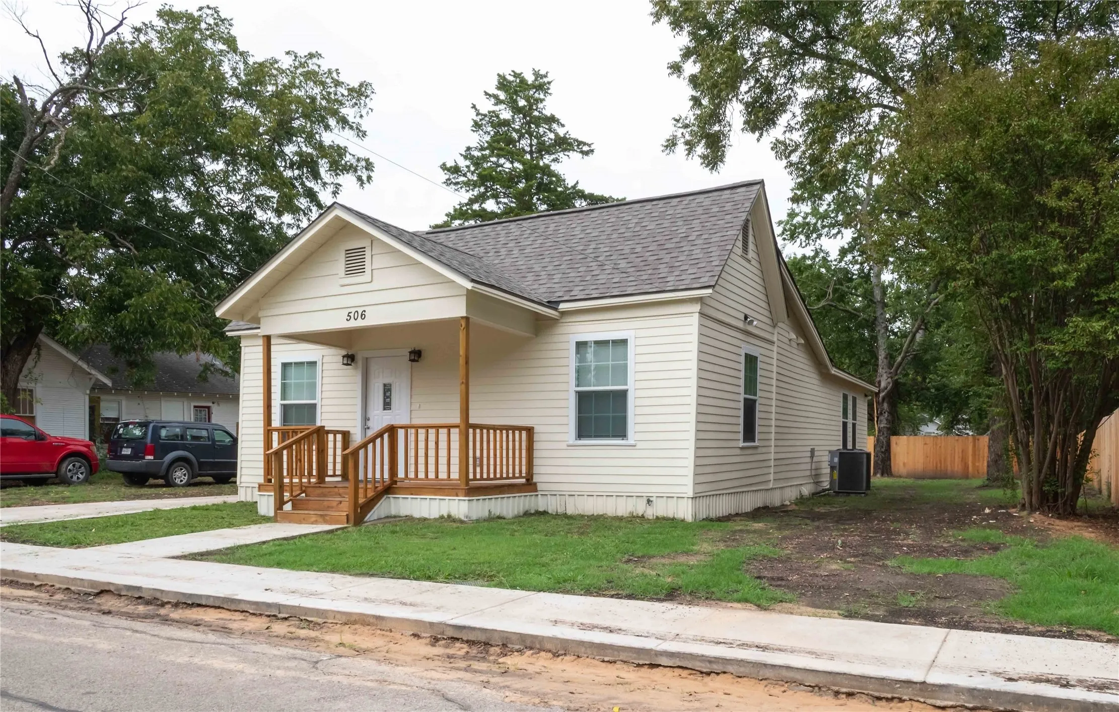Single Family Residence For Sale in Fannin County , 506 W 7th Street, Bonham, Texas 75418, 3 Bedroom, 2 Bathroom, Garage spaces, 1,274 Sqft, built in 1930, mls#21405010, Real Estate Agent in Bonham, Homes For Sale in Fannin county, Homes For Sale in Bonham, Realtor in Bonham Texas, Real Estate Brokerage Independent Realty Texas, Luminita Cordes Realtor