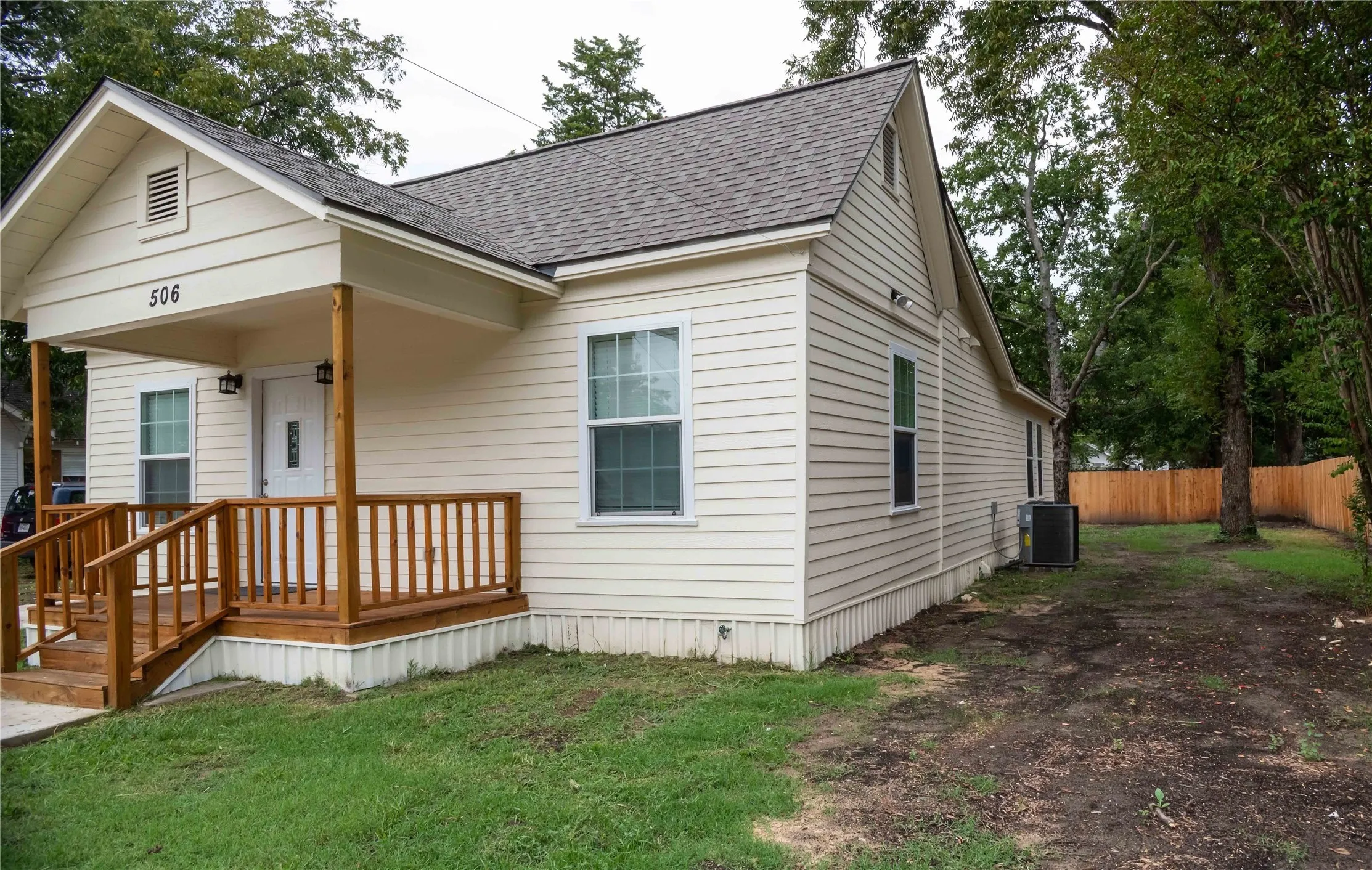 Single Family Residence For Sale in Fannin County , 506 W 7th Street, Bonham, Texas 75418, 3 Bedroom, 2 Bathroom, Garage spaces, 1,274 Sqft, built in 1930, mls#21405010, Real Estate Agent in Bonham, Homes For Sale in Fannin county, Homes For Sale in Bonham, Realtor in Bonham Texas, Real Estate Brokerage Independent Realty Texas, Luminita Cordes Realtor