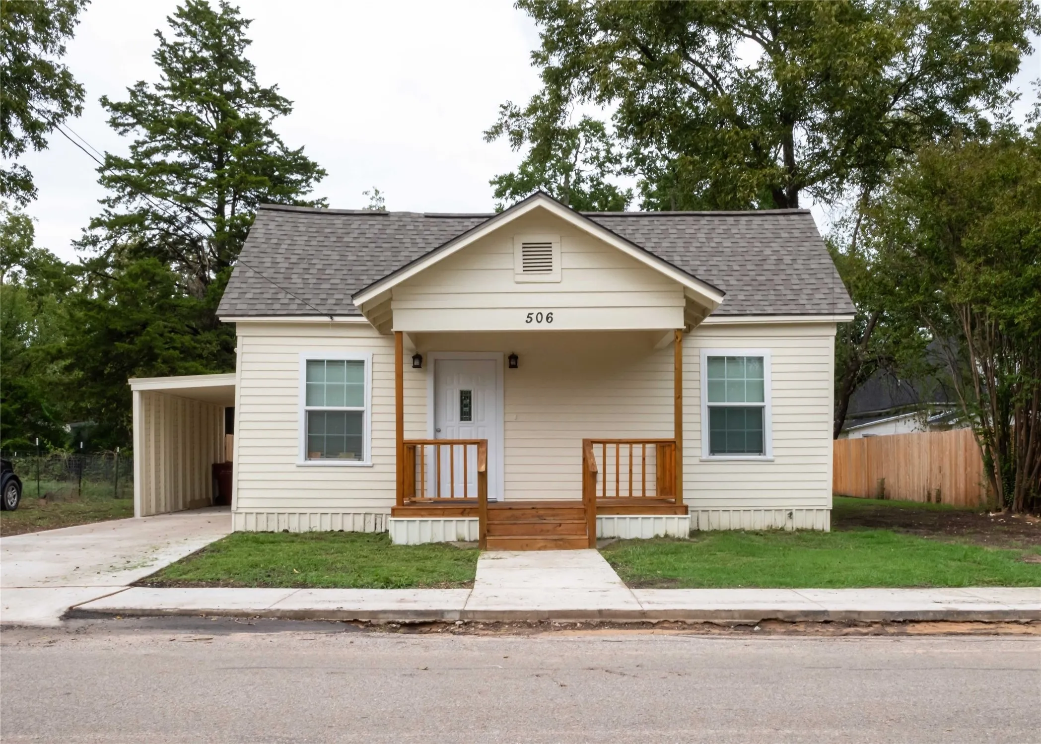 Single Family Residence For Sale in Fannin County , 506 W 7th Street, Bonham, Texas 75418, 3 Bedroom, 2 Bathroom, Garage spaces, 1,274 Sqft, built in 1930, mls#21405010, Real Estate Agent in Bonham, Homes For Sale in Fannin county, Homes For Sale in Bonham, Realtor in Bonham Texas, Real Estate Brokerage Independent Realty Texas, Luminita Cordes Realtor