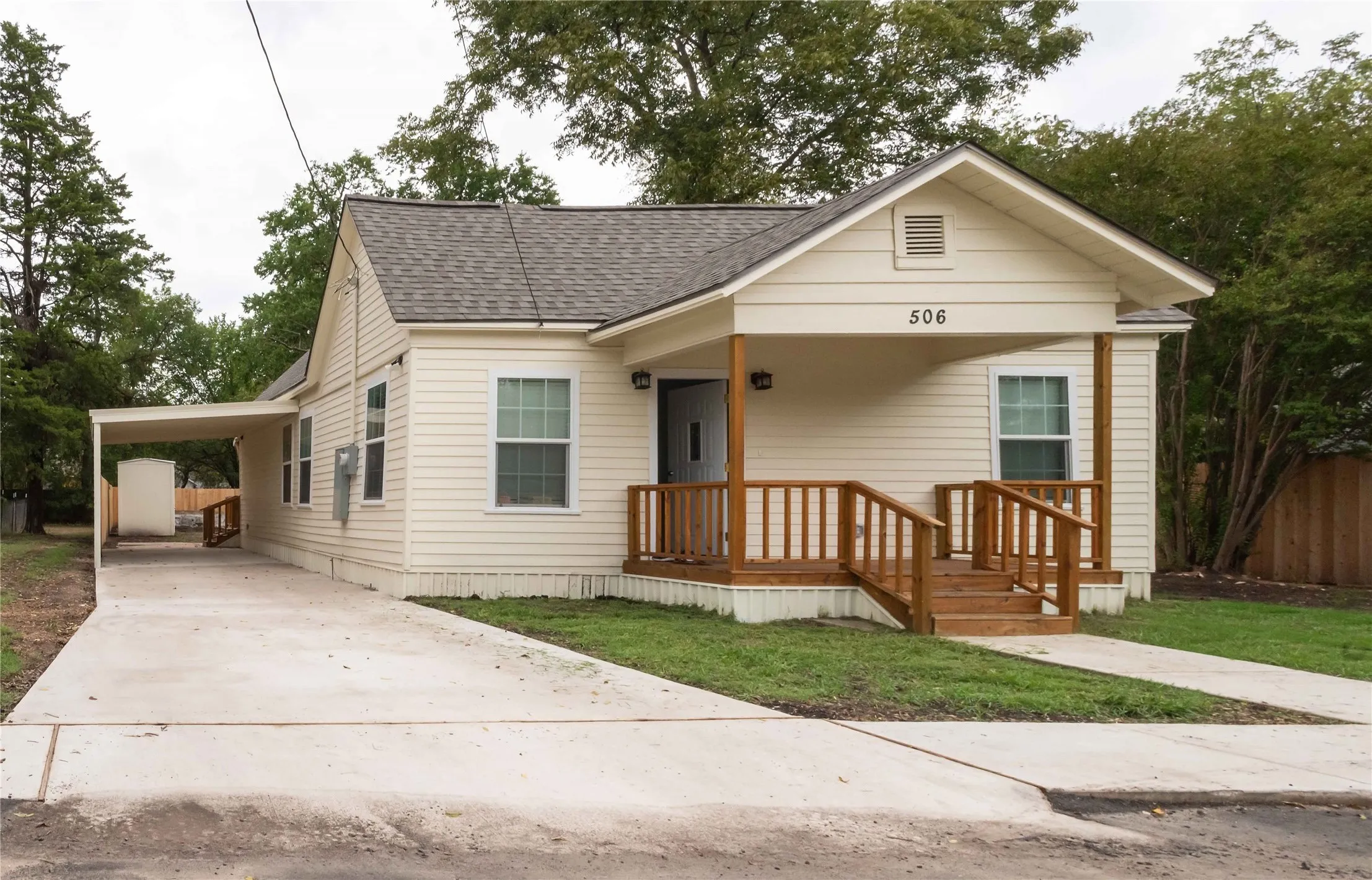 Single Family Residence For Sale in Fannin County , 506 W 7th Street, Bonham, Texas 75418, 3 Bedroom, 2 Bathroom, Garage spaces, 1,274 Sqft, built in 1930, mls#21405010, Real Estate Agent in Bonham, Homes For Sale in Fannin county, Homes For Sale in Bonham, Realtor in Bonham Texas, Real Estate Brokerage Independent Realty Texas, Luminita Cordes Realtor