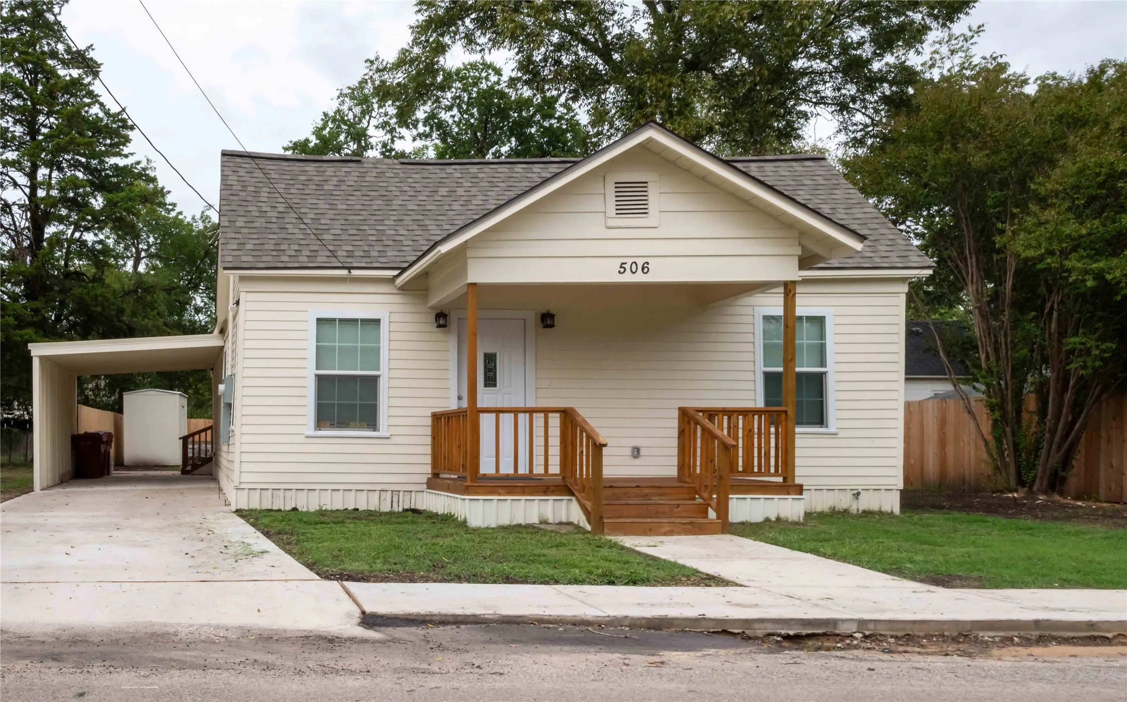 Single Family Residence For Sale in Fannin County , 506 W 7th Street, Bonham, Texas 75418, 3 Bedroom, 2 Bathroom, Garage spaces, 1,274 Sqft, built in 1930, mls#21405010, Real Estate Agent in Bonham, Homes For Sale in Fannin county, Homes For Sale in Bonham, Realtor in Bonham Texas, Real Estate Brokerage Independent Realty Texas, Luminita Cordes Realtor