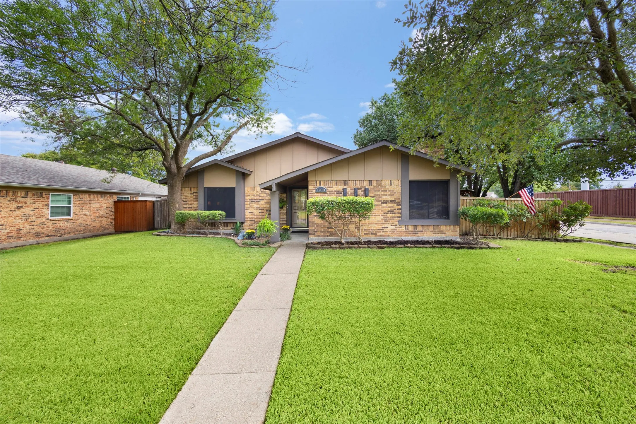 Single Family Residence For Sale in Dallas County , 1700 Culberson Drive, Mesquite, Texas 75150, 3 Bedroom, 2 Bathroom, 2 Garage spaces, 1,503 Sqft, built in 1982, mls#21402168, Real Estate Agent in Mesquite, Homes For Sale in Dallas county, Homes For Sale in Mesquite, Realtor in Mesquite Texas, Real Estate Brokerage Independent Realty Texas, Luminita Cordes Realtor