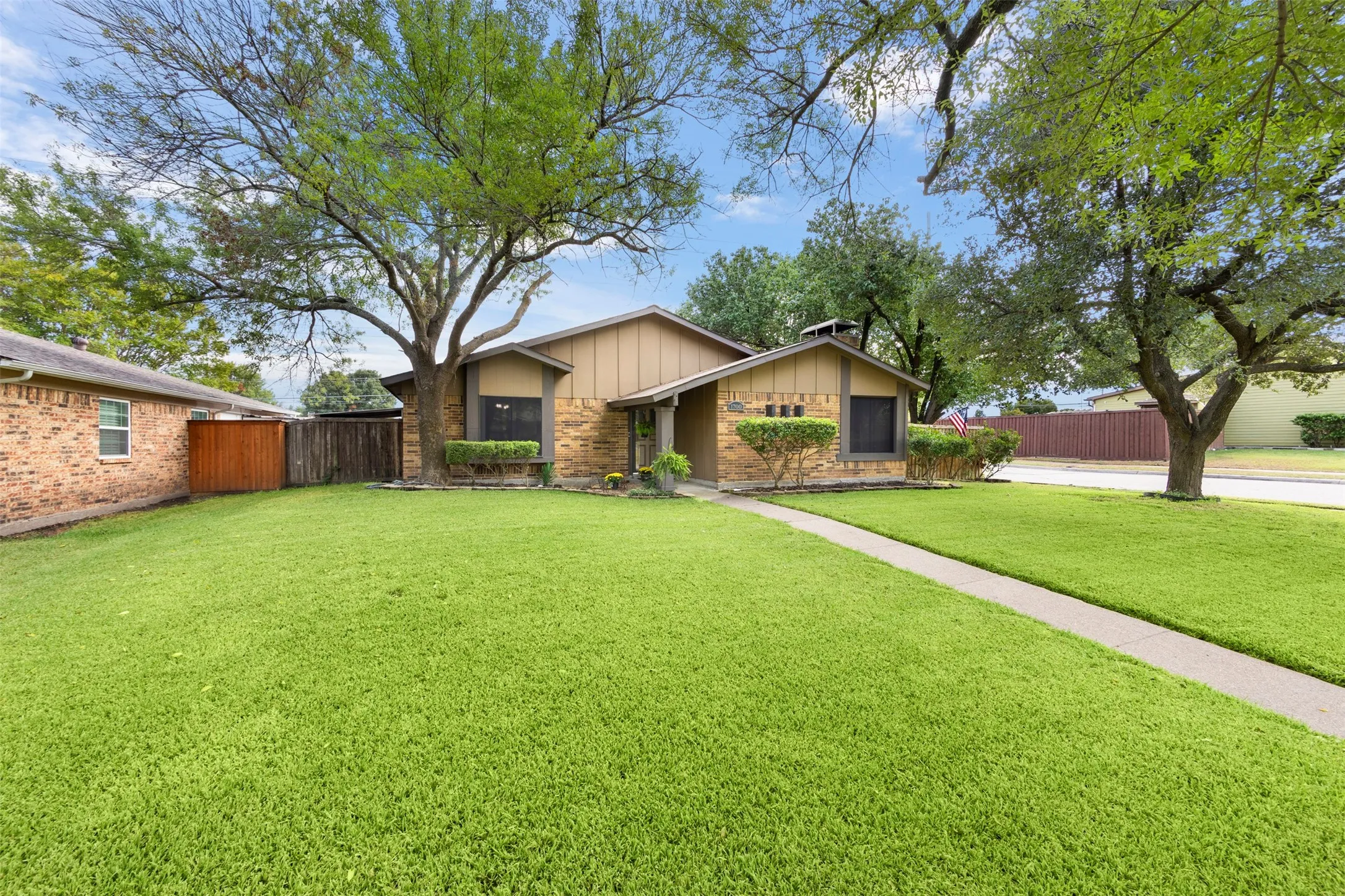 Single Family Residence For Sale in Dallas County , 1700 Culberson Drive, Mesquite, Texas 75150, 3 Bedroom, 2 Bathroom, 2 Garage spaces, 1,503 Sqft, built in 1982, mls#21402168, Real Estate Agent in Mesquite, Homes For Sale in Dallas county, Homes For Sale in Mesquite, Realtor in Mesquite Texas, Real Estate Brokerage Independent Realty Texas, Luminita Cordes Realtor