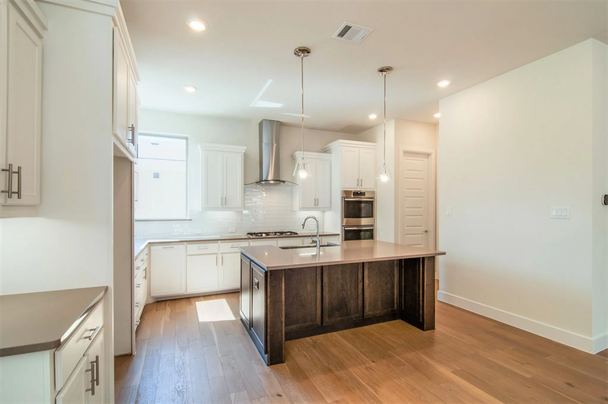 Single Family Residence For Rent in Dallas County , 8221 Folcroft Lane, Dallas, Texas 75231, 3 Bedroom, 4 Bathroom, 2 Garage spaces, 2,389 Sqft, built in 2019, mls#21405200, Real Estate Agent in Dallas, Homes For Rent in Dallas county, Homes For Rent in Dallas, Realtor in Dallas Texas, Real Estate Brokerage Independent Realty Texas, Luminita Cordes Realtor
