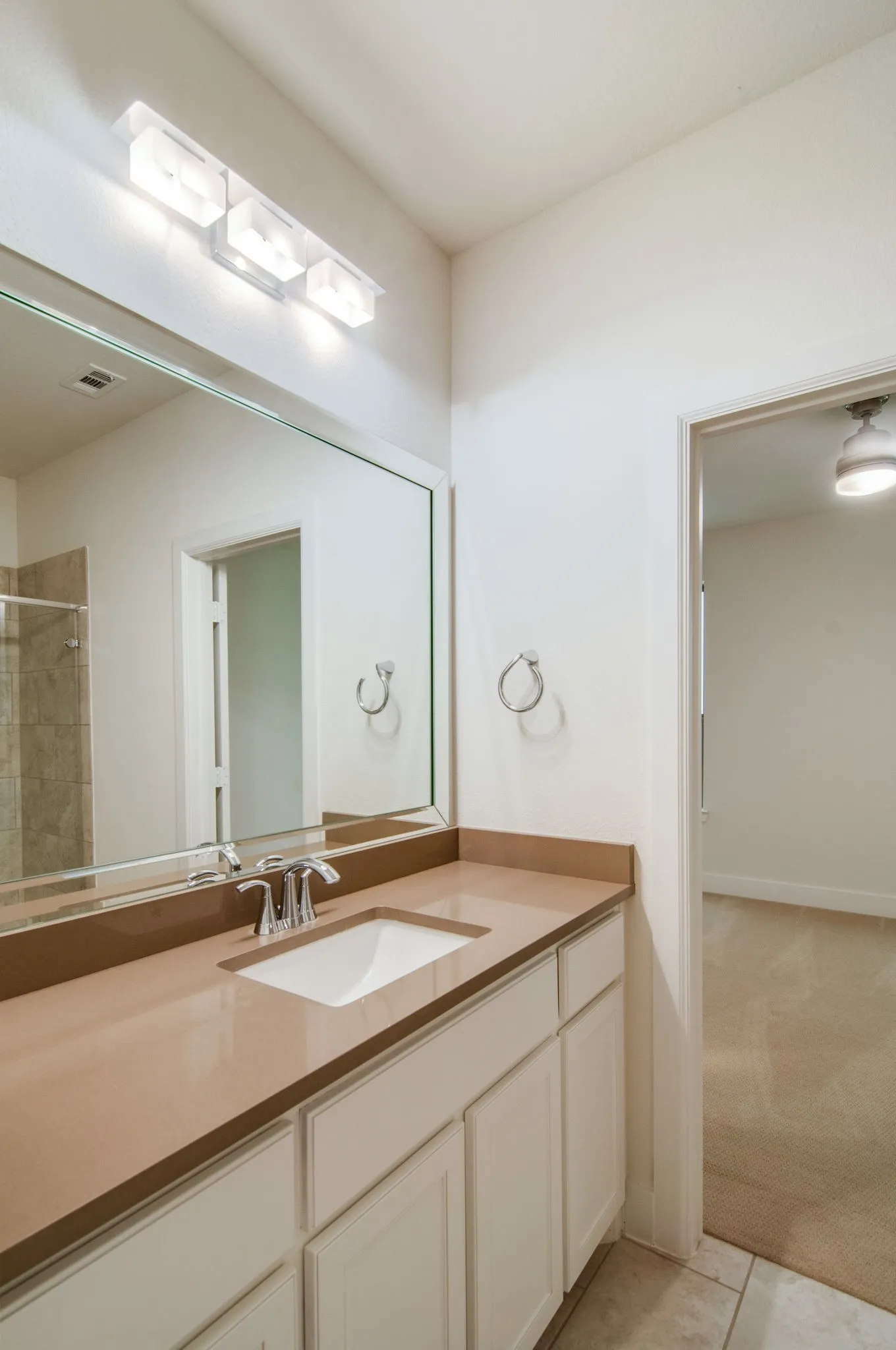 Single Family Residence For Rent in Dallas County , 8221 Folcroft Lane, Dallas, Texas 75231, 3 Bedroom, 4 Bathroom, 2 Garage spaces, 2,389 Sqft, built in 2019, mls#21405200, Real Estate Agent in Dallas, Homes For Rent in Dallas county, Homes For Rent in Dallas, Realtor in Dallas Texas, Real Estate Brokerage Independent Realty Texas, Luminita Cordes Realtor