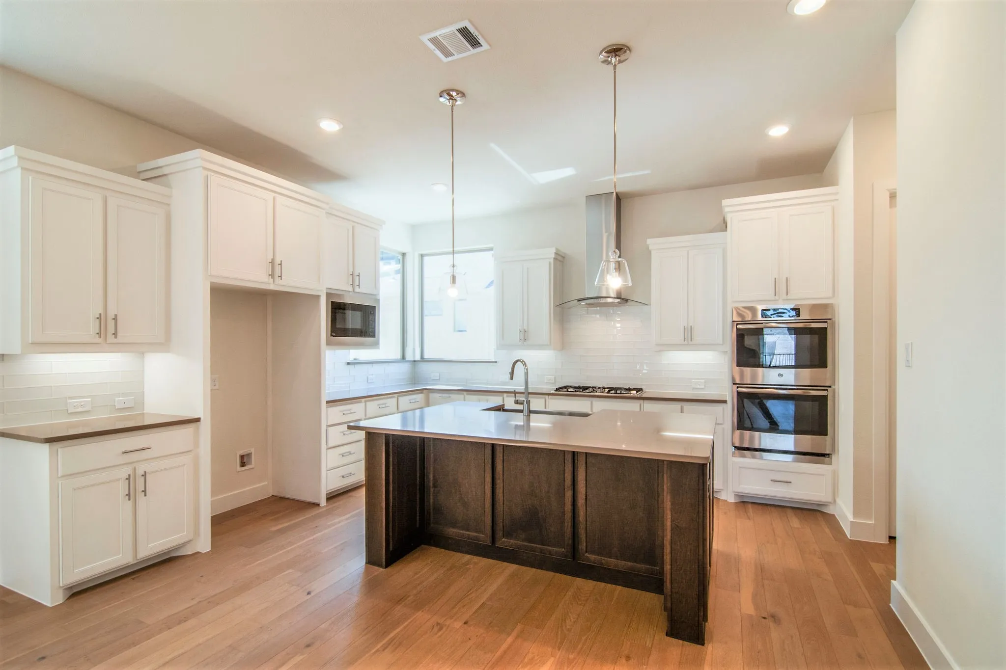 Single Family Residence For Rent in Dallas County , 8221 Folcroft Lane, Dallas, Texas 75231, 3 Bedroom, 4 Bathroom, 2 Garage spaces, 2,389 Sqft, built in 2019, mls#21405200, Real Estate Agent in Dallas, Homes For Rent in Dallas county, Homes For Rent in Dallas, Realtor in Dallas Texas, Real Estate Brokerage Independent Realty Texas, Luminita Cordes Realtor