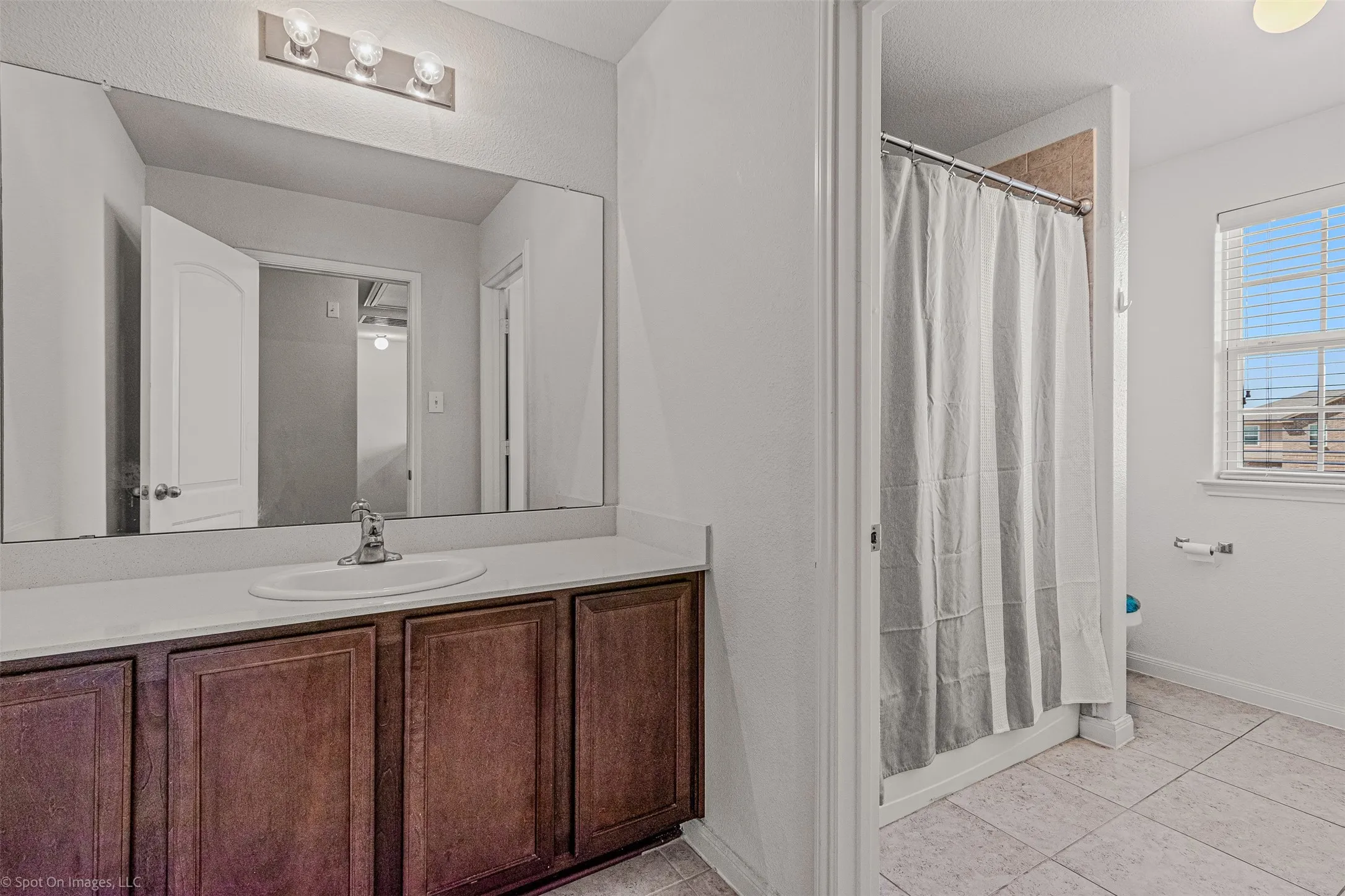 Single Family Residence For Sale in Kaufman County , 9460 Plum Court, Forney, Texas 75126, 4 Bedroom, 3 Bathroom, 2 Garage spaces, 2,235 Sqft, built in 2017, mls#21405131, Real Estate Agent in Forney, Homes For Sale in Kaufman county, Homes For Sale in Forney, Realtor in Forney Texas, Real Estate Brokerage Independent Realty Texas, Luminita Cordes Realtor