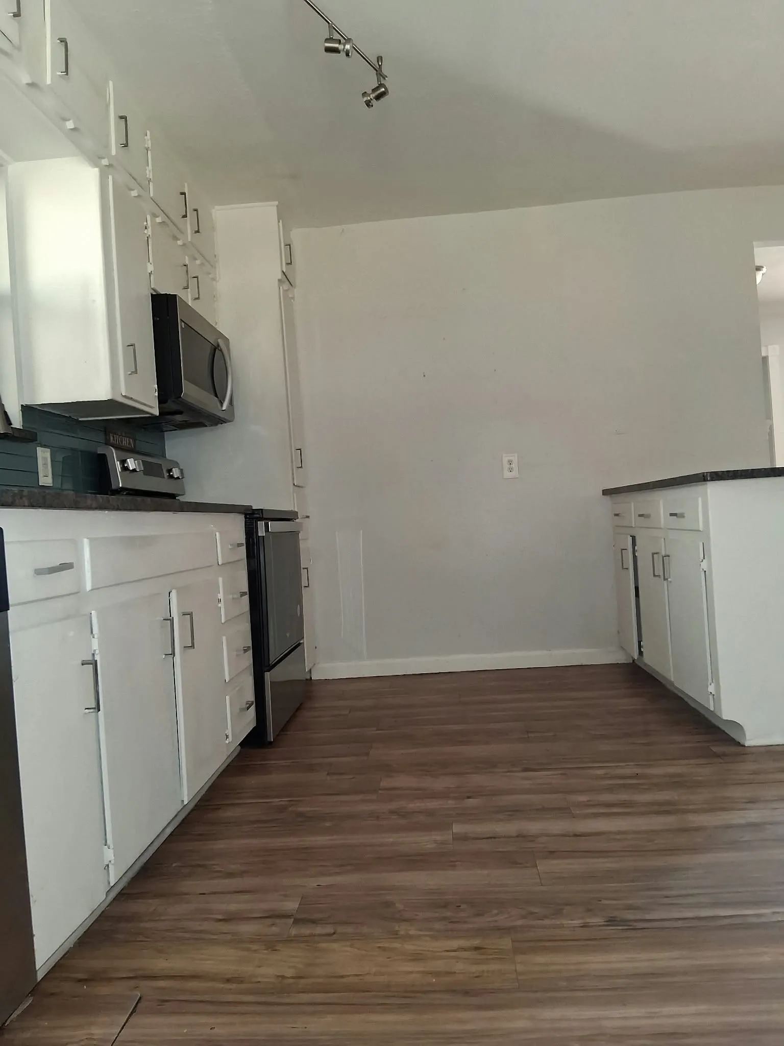 Single Family Residence For Sale in Dallas County , 1111 Hickory Street, Irving, Texas 75060, 3 Bedroom, 3 Bathroom, 2 Garage spaces, 1,494 Sqft, built in 1964, mls#21403685, Real Estate Agent in Irving, Homes For Sale in Dallas county, Homes For Sale in Irving, Realtor in Irving Texas, Real Estate Brokerage Independent Realty Texas, Luminita Cordes Realtor