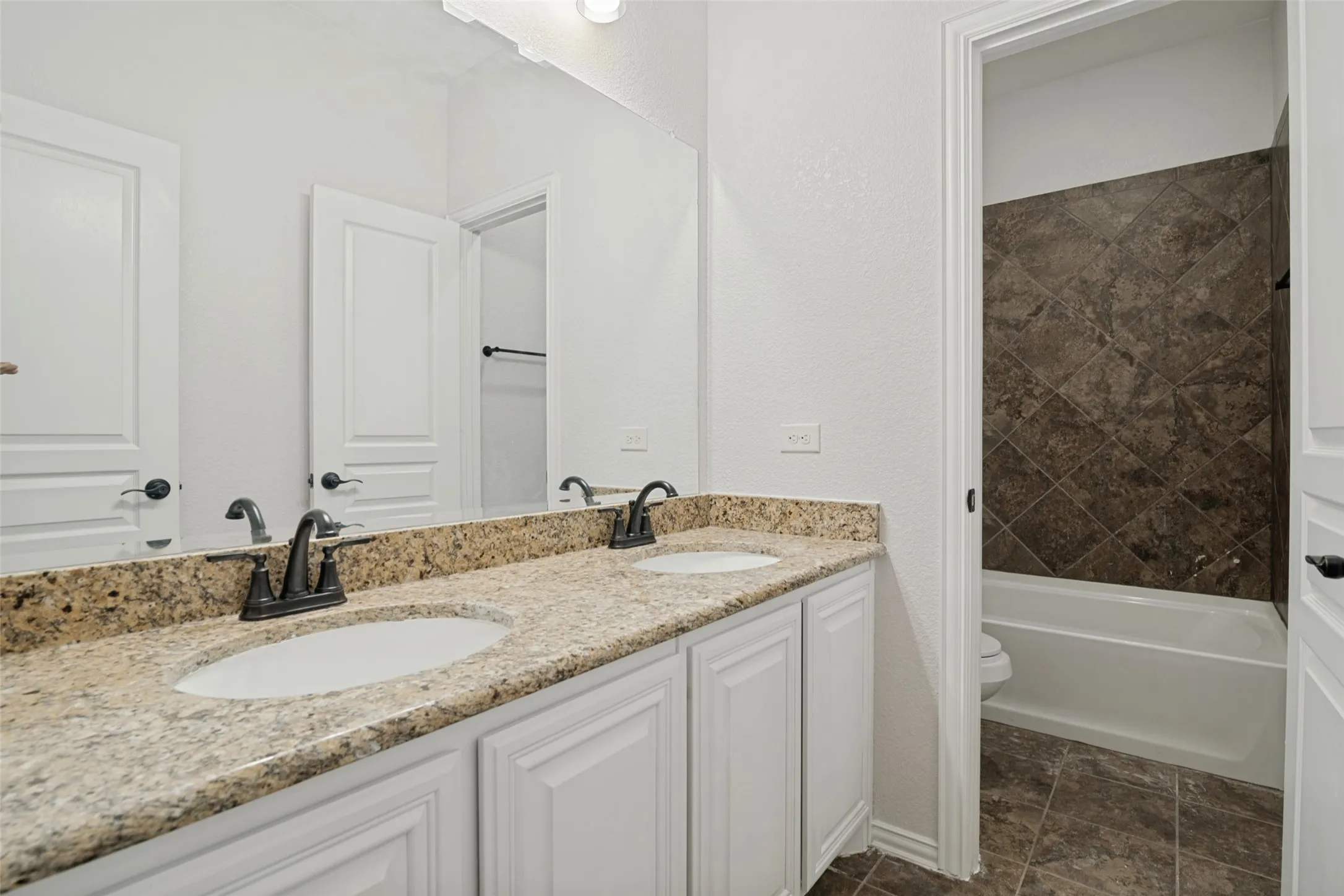 Single Family Residence For Sale in Kaufman County , 1814 Huntsman Way, Heath, Texas 75126, 4 Bedroom, 4 Bathroom, 3 Garage spaces, 3,927 Sqft, built in 2018, mls#21401660, Real Estate Agent in Heath, Homes For Sale in Kaufman county, Homes For Sale in Heath, Realtor in Heath Texas, Real Estate Brokerage Independent Realty Texas, Luminita Cordes Realtor