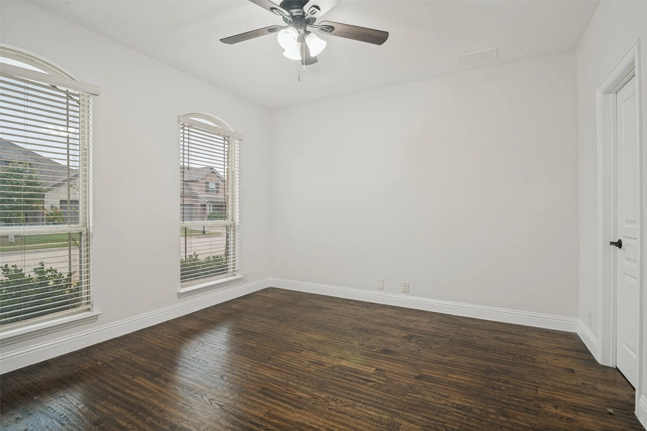 Single Family Residence For Sale in Kaufman County , 1814 Huntsman Way, Heath, Texas 75126, 4 Bedroom, 4 Bathroom, 3 Garage spaces, 3,927 Sqft, built in 2018, mls#21401660, Real Estate Agent in Heath, Homes For Sale in Kaufman county, Homes For Sale in Heath, Realtor in Heath Texas, Real Estate Brokerage Independent Realty Texas, Luminita Cordes Realtor