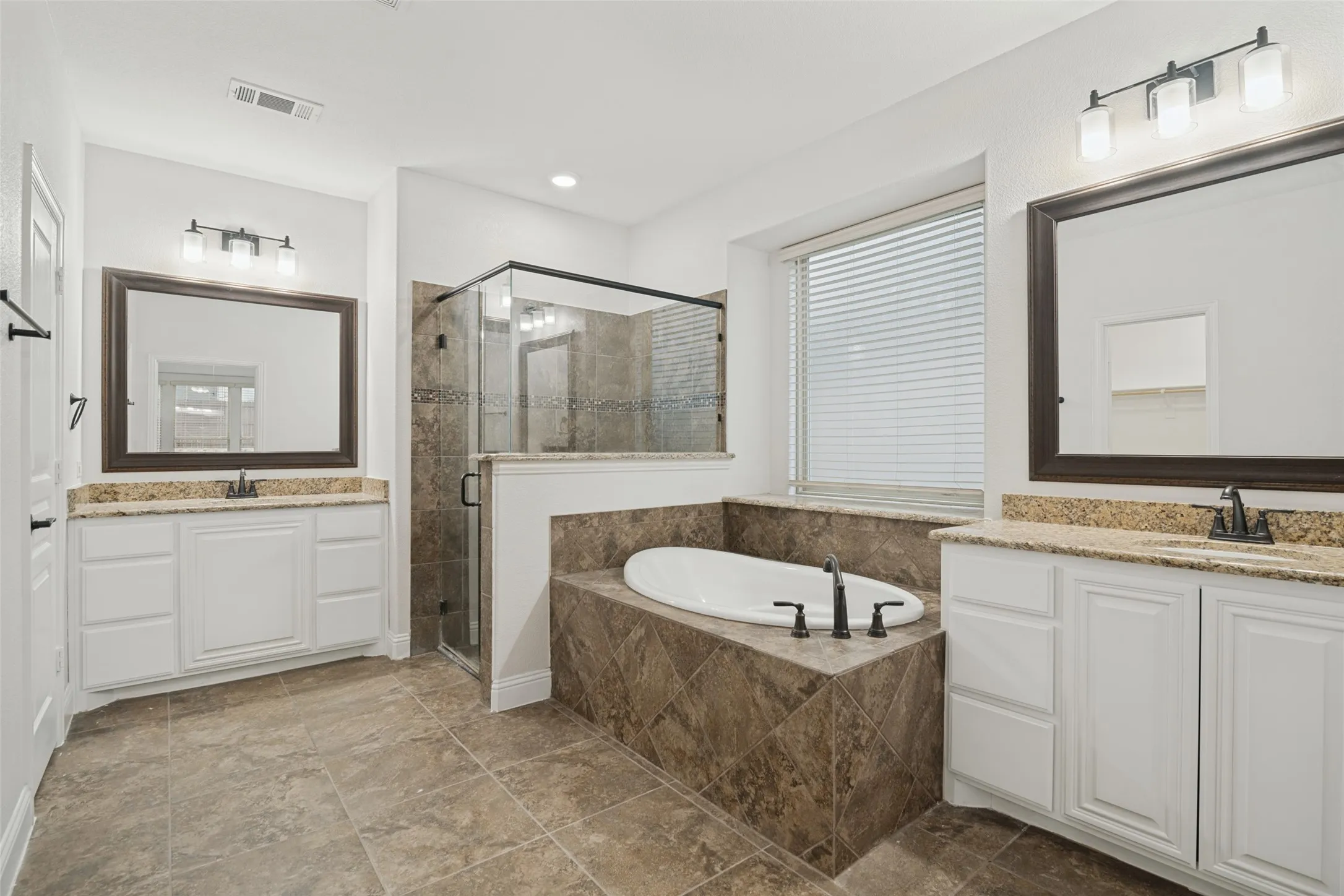 Single Family Residence For Sale in Kaufman County , 1814 Huntsman Way, Heath, Texas 75126, 4 Bedroom, 4 Bathroom, 3 Garage spaces, 3,927 Sqft, built in 2018, mls#21401660, Real Estate Agent in Heath, Homes For Sale in Kaufman county, Homes For Sale in Heath, Realtor in Heath Texas, Real Estate Brokerage Independent Realty Texas, Luminita Cordes Realtor