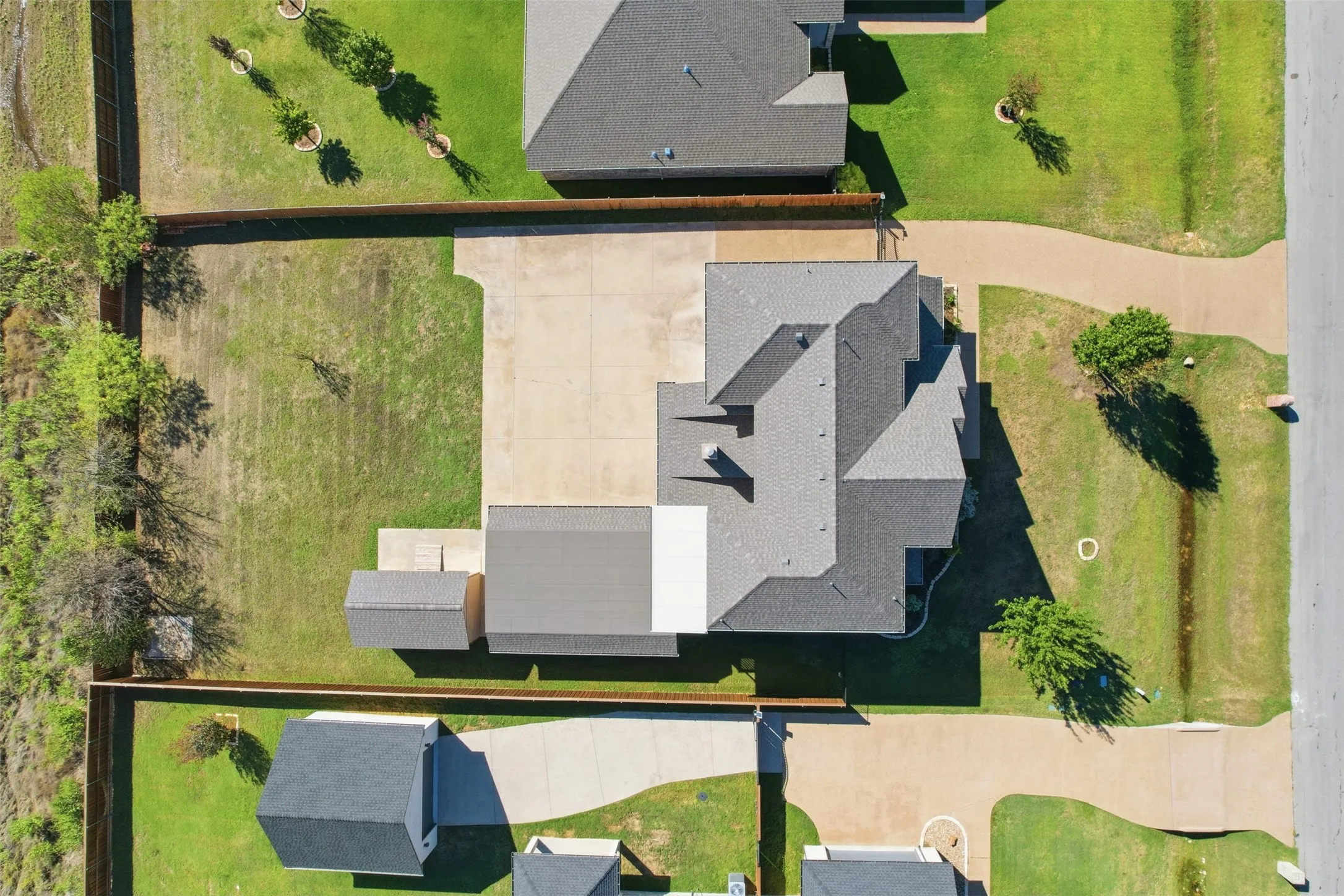Single Family Residence For Sale in Tarrant County , 1013 Telford Trail, Crowley, Texas 76036, 4 Bedroom, 4 Bathroom, 3 Garage spaces, 4,000 Sqft, built in 2006, mls#21402000, Real Estate Agent in Crowley, Homes For Sale in Tarrant county, Homes For Sale in Crowley, Realtor in Crowley Texas, Real Estate Brokerage Independent Realty Texas, Luminita Cordes Realtor