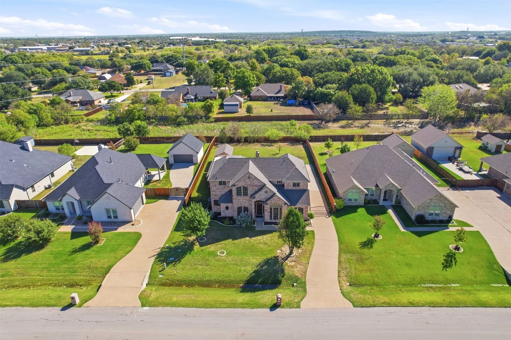Single Family Residence For Sale in Tarrant County , 1013 Telford Trail, Crowley, Texas 76036, 4 Bedroom, 4 Bathroom, 3 Garage spaces, 4,000 Sqft, built in 2006, mls#21402000, Real Estate Agent in Crowley, Homes For Sale in Tarrant county, Homes For Sale in Crowley, Realtor in Crowley Texas, Real Estate Brokerage Independent Realty Texas, Luminita Cordes Realtor