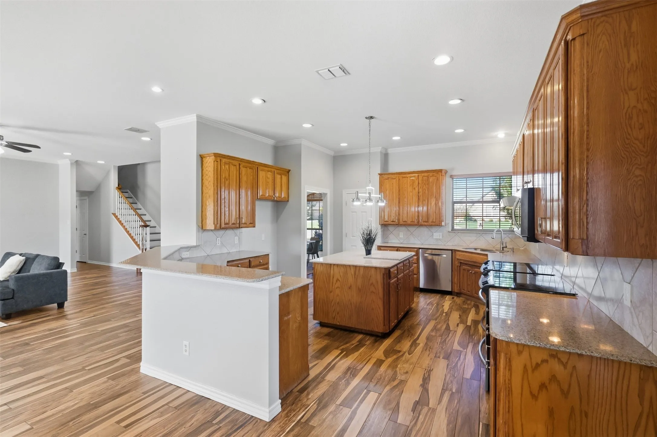 Single Family Residence For Sale in Tarrant County , 1013 Telford Trail, Crowley, Texas 76036, 4 Bedroom, 4 Bathroom, 3 Garage spaces, 4,000 Sqft, built in 2006, mls#21402000, Real Estate Agent in Crowley, Homes For Sale in Tarrant county, Homes For Sale in Crowley, Realtor in Crowley Texas, Real Estate Brokerage Independent Realty Texas, Luminita Cordes Realtor