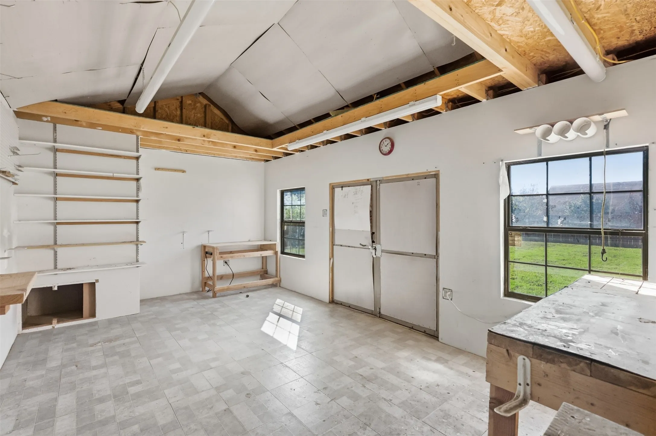 Workshop with electricity and storage