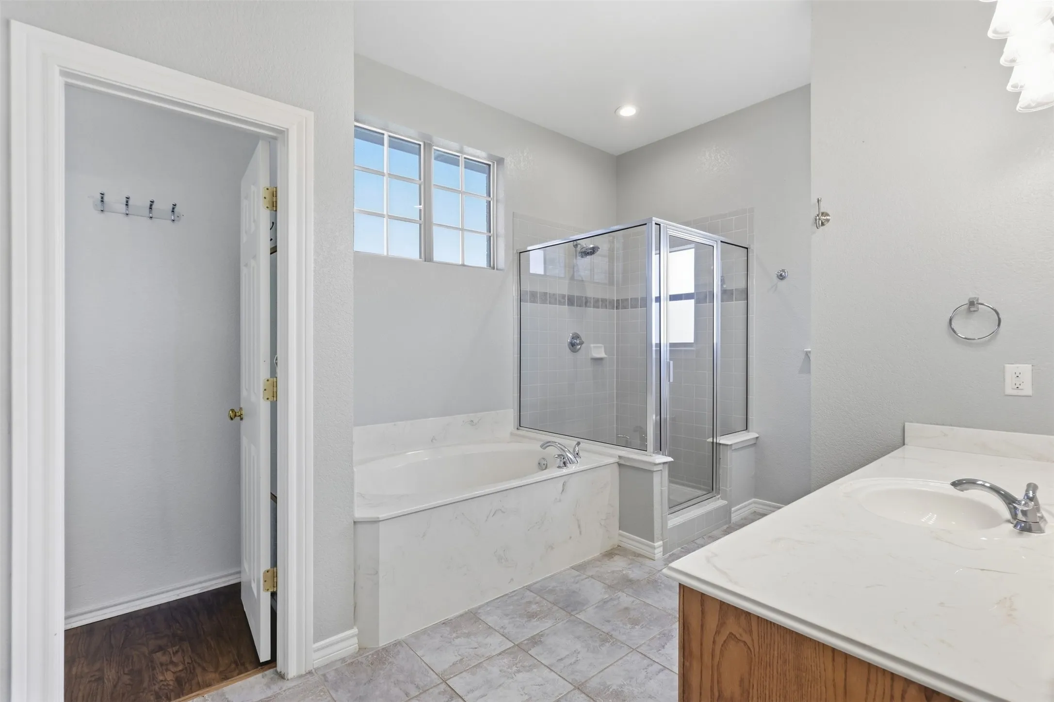 Single Family Residence For Sale in Tarrant County , 1013 Telford Trail, Crowley, Texas 76036, 4 Bedroom, 4 Bathroom, 3 Garage spaces, 4,000 Sqft, built in 2006, mls#21402000, Real Estate Agent in Crowley, Homes For Sale in Tarrant county, Homes For Sale in Crowley, Realtor in Crowley Texas, Real Estate Brokerage Independent Realty Texas, Luminita Cordes Realtor