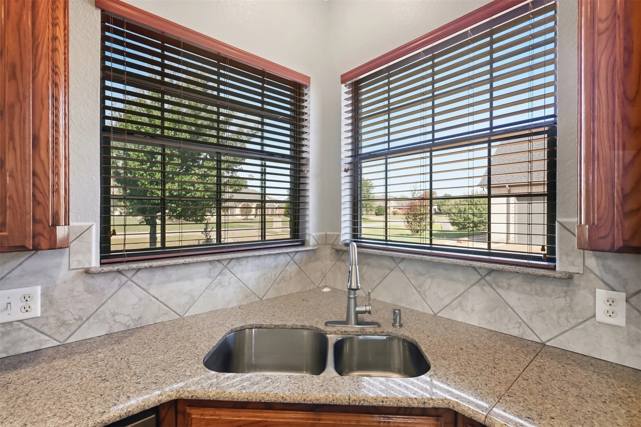 Single Family Residence For Sale in Tarrant County , 1013 Telford Trail, Crowley, Texas 76036, 4 Bedroom, 4 Bathroom, 3 Garage spaces, 4,000 Sqft, built in 2006, mls#21402000, Real Estate Agent in Crowley, Homes For Sale in Tarrant county, Homes For Sale in Crowley, Realtor in Crowley Texas, Real Estate Brokerage Independent Realty Texas, Luminita Cordes Realtor